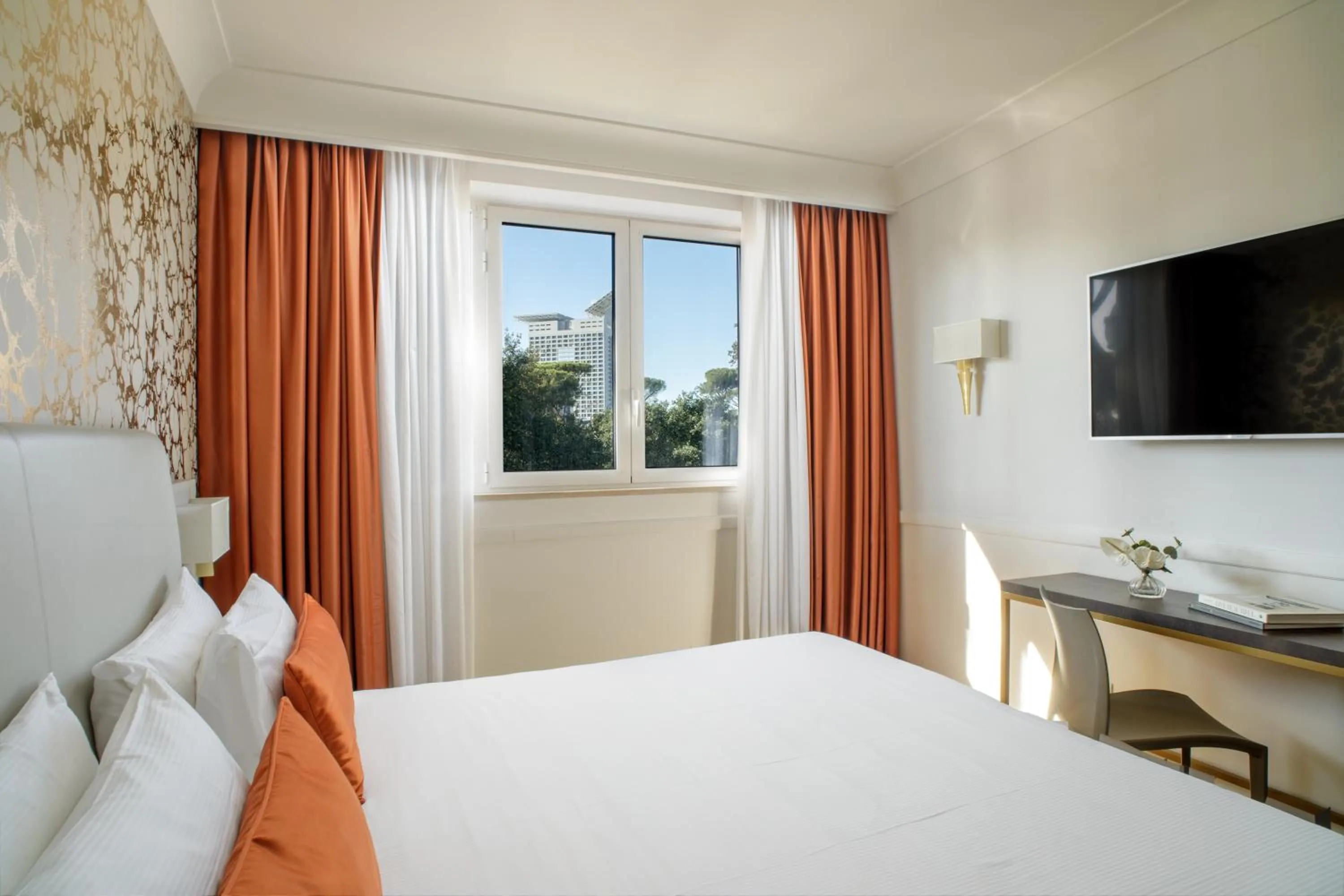 Bedroom, Bed in Hotel Shangri-La Roma by OMNIA hotels