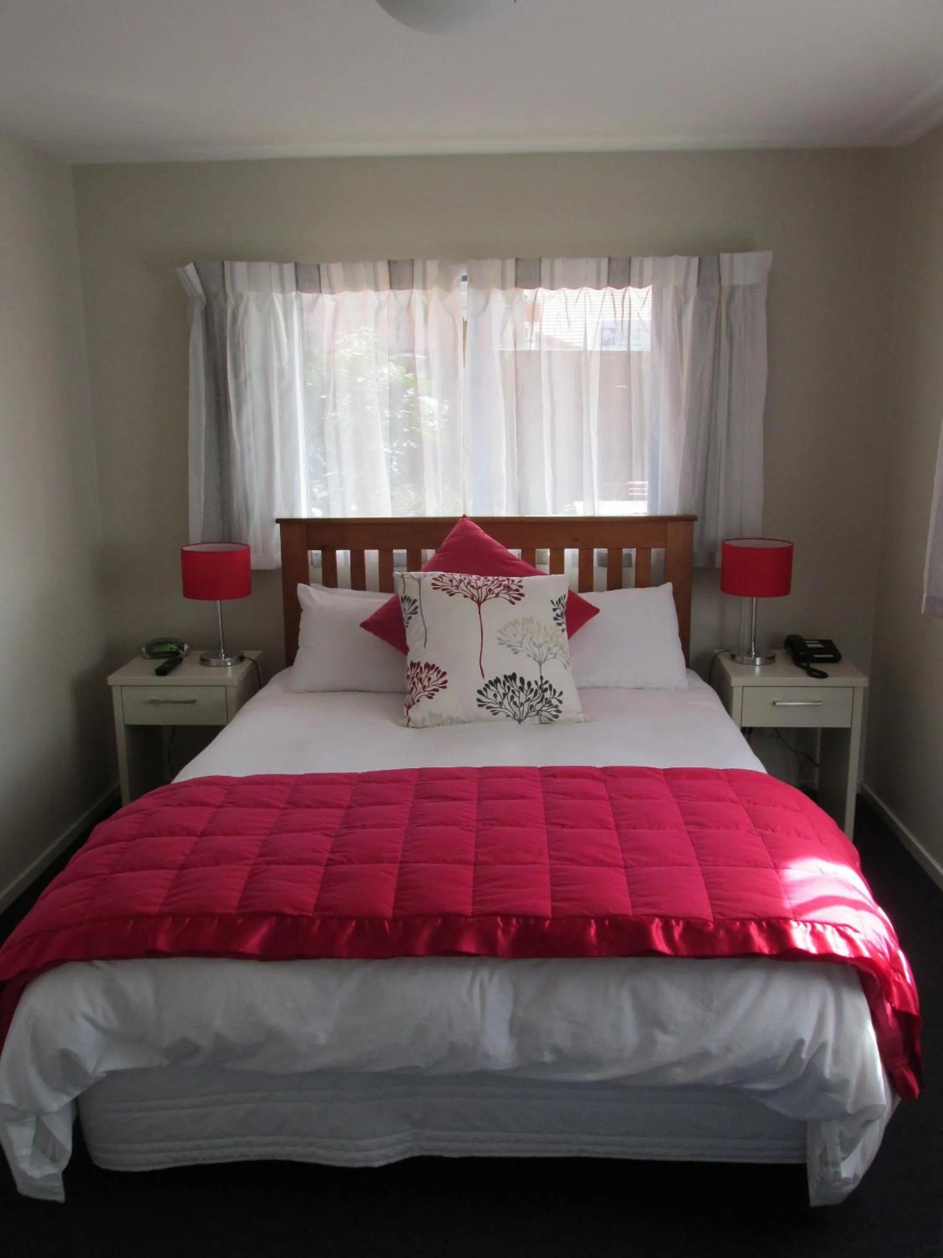 Bedroom, Bed in Addington Court Motel