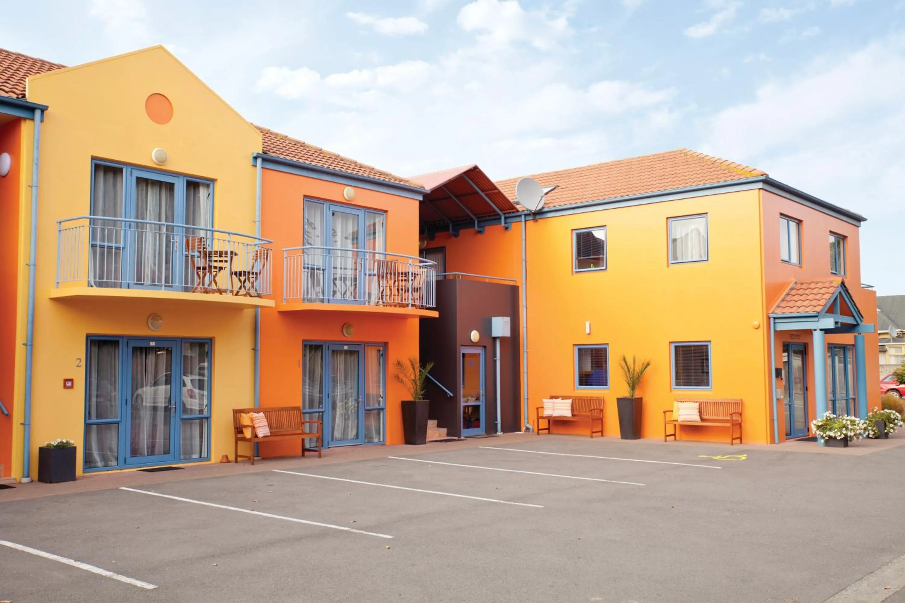 Facade/entrance in Addington Court Motel