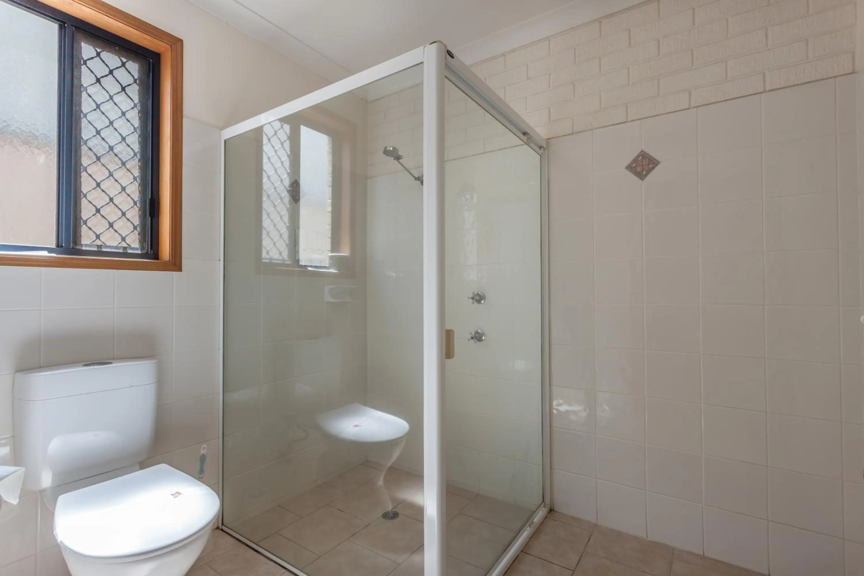 Bathroom in Clifford Gardens Motor Inn