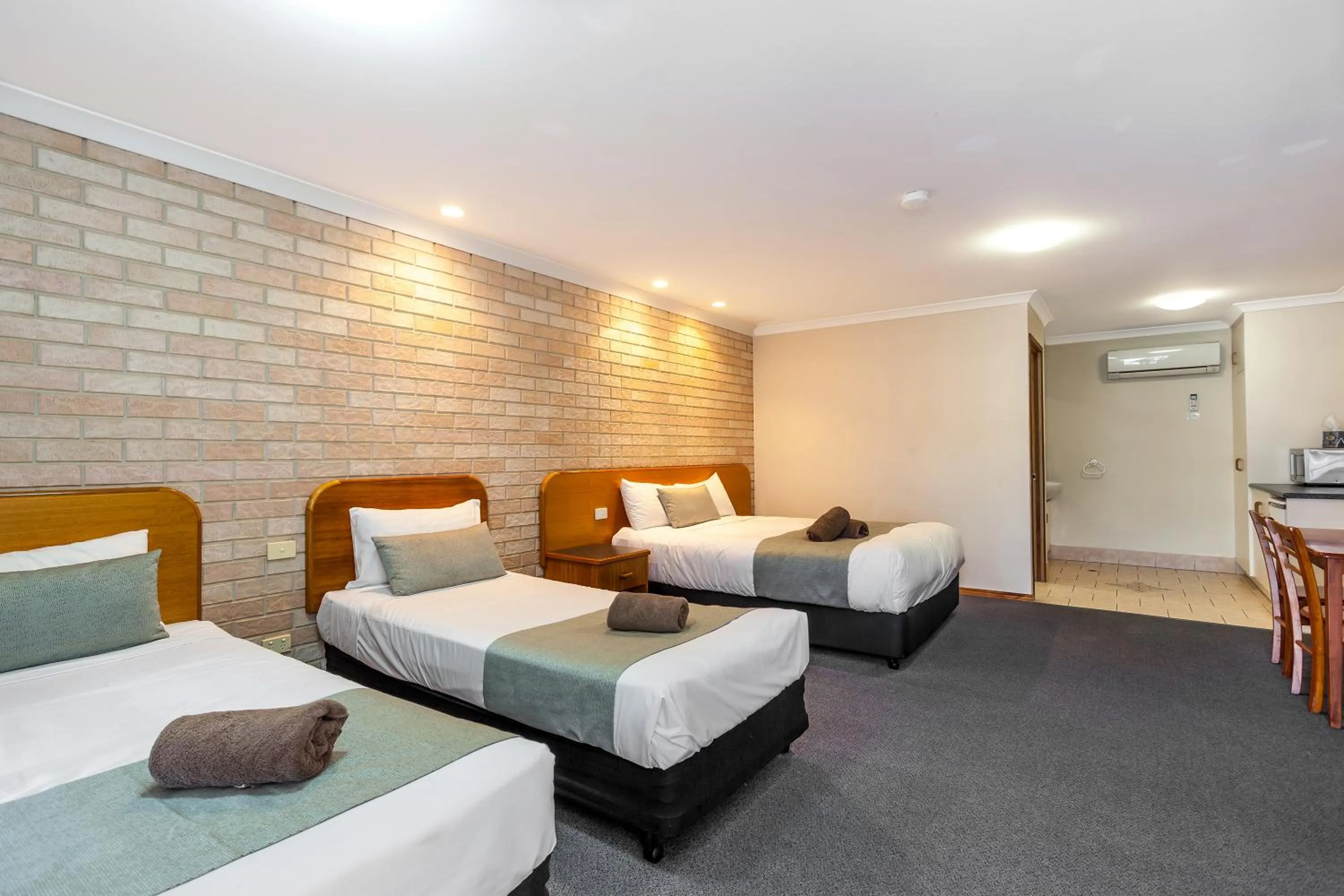 Bed in Clifford Gardens Motor Inn