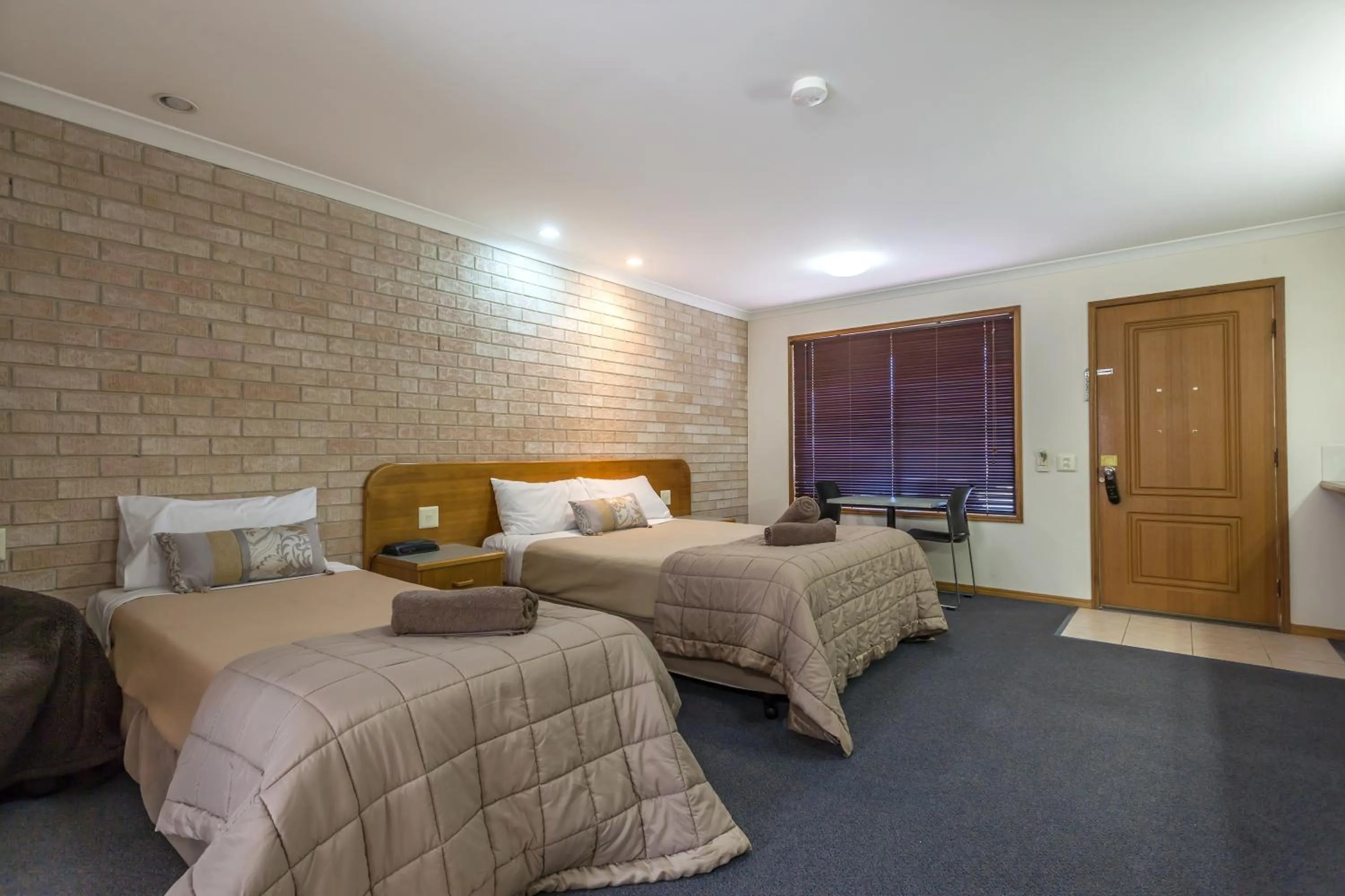 Photo of the whole room, Bed in Clifford Gardens Motor Inn