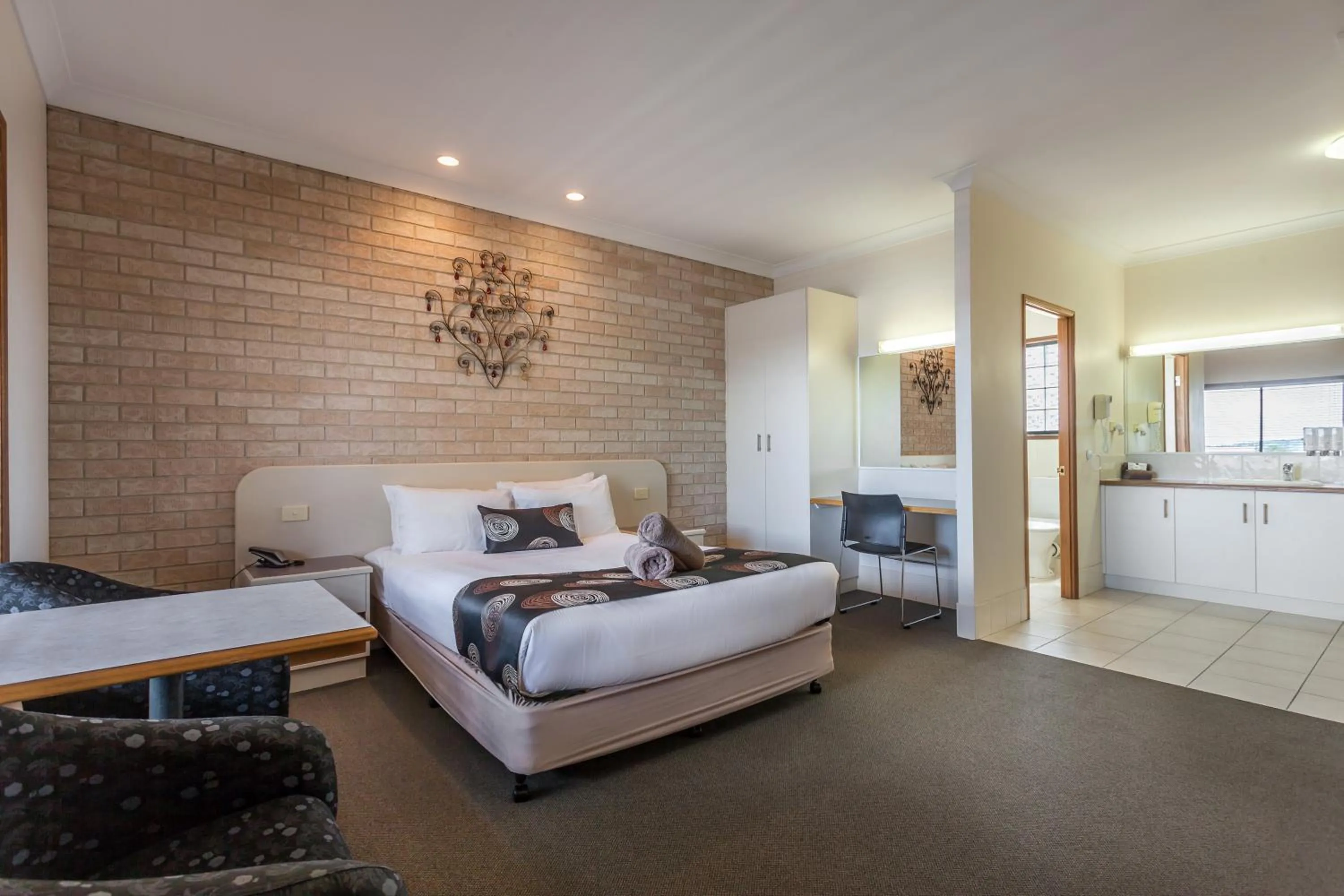 Photo of the whole room, Bed in Clifford Gardens Motor Inn