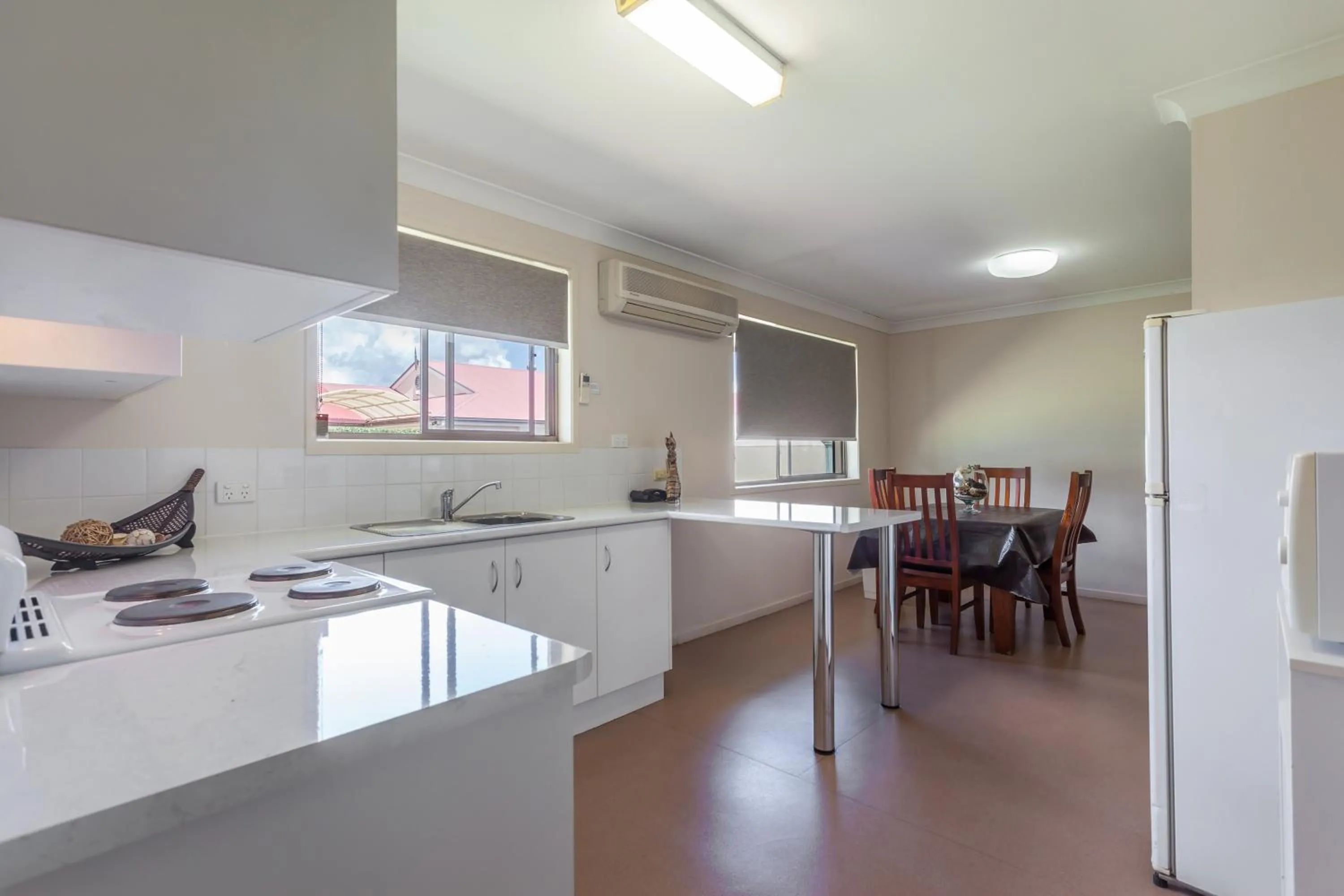 Kitchen or kitchenette in Clifford Gardens Motor Inn