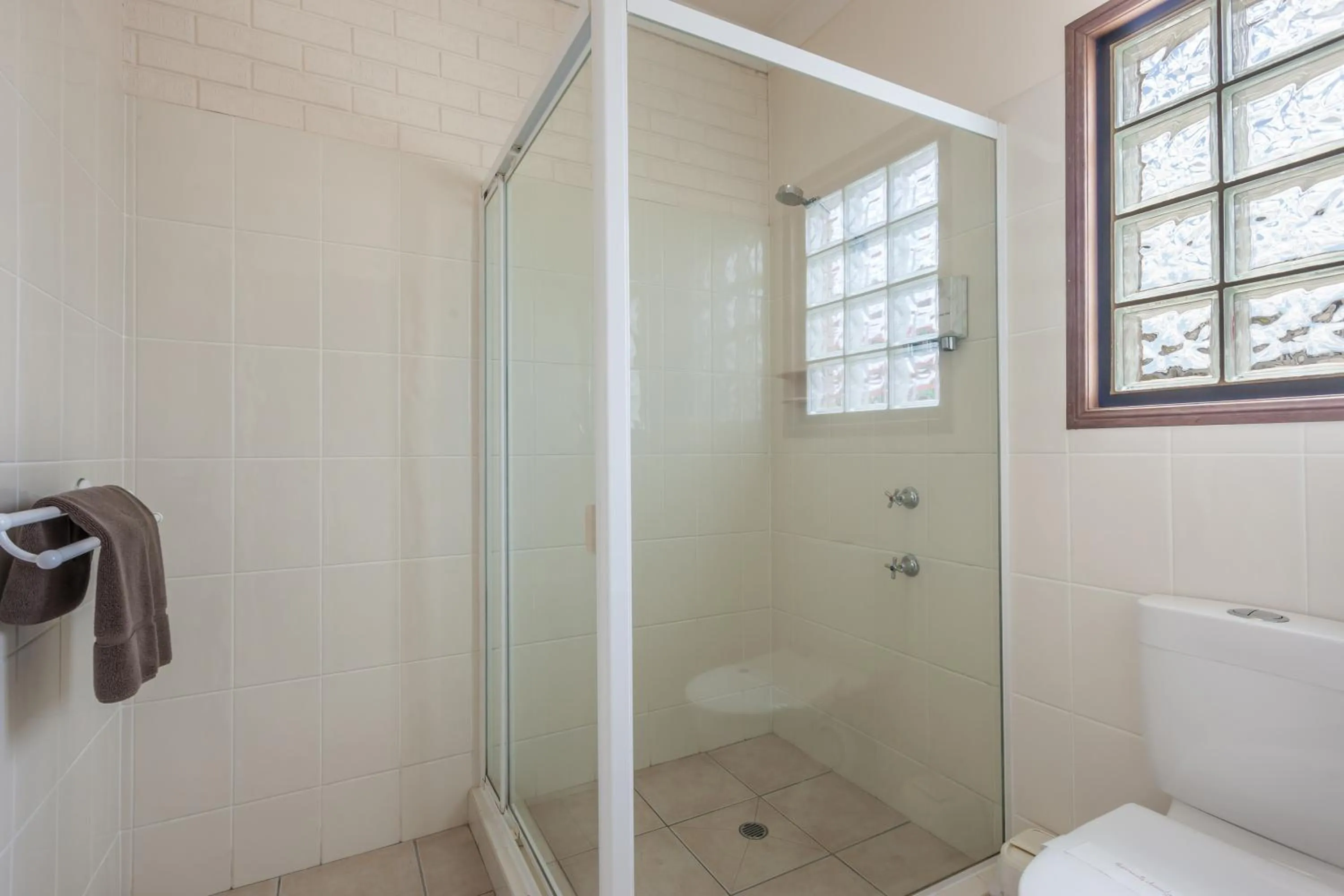 Bathroom in Clifford Gardens Motor Inn