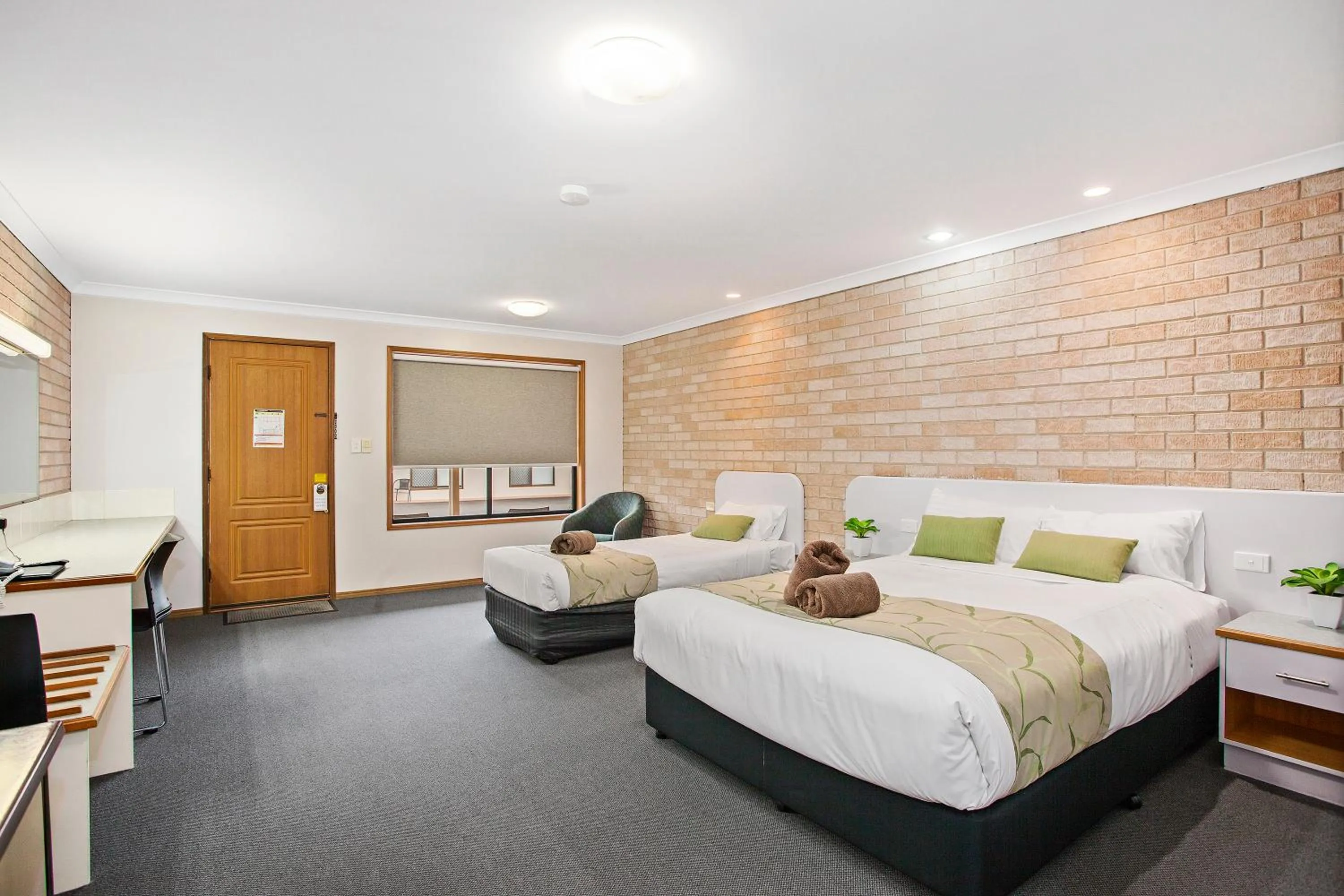 Bed in Clifford Gardens Motor Inn