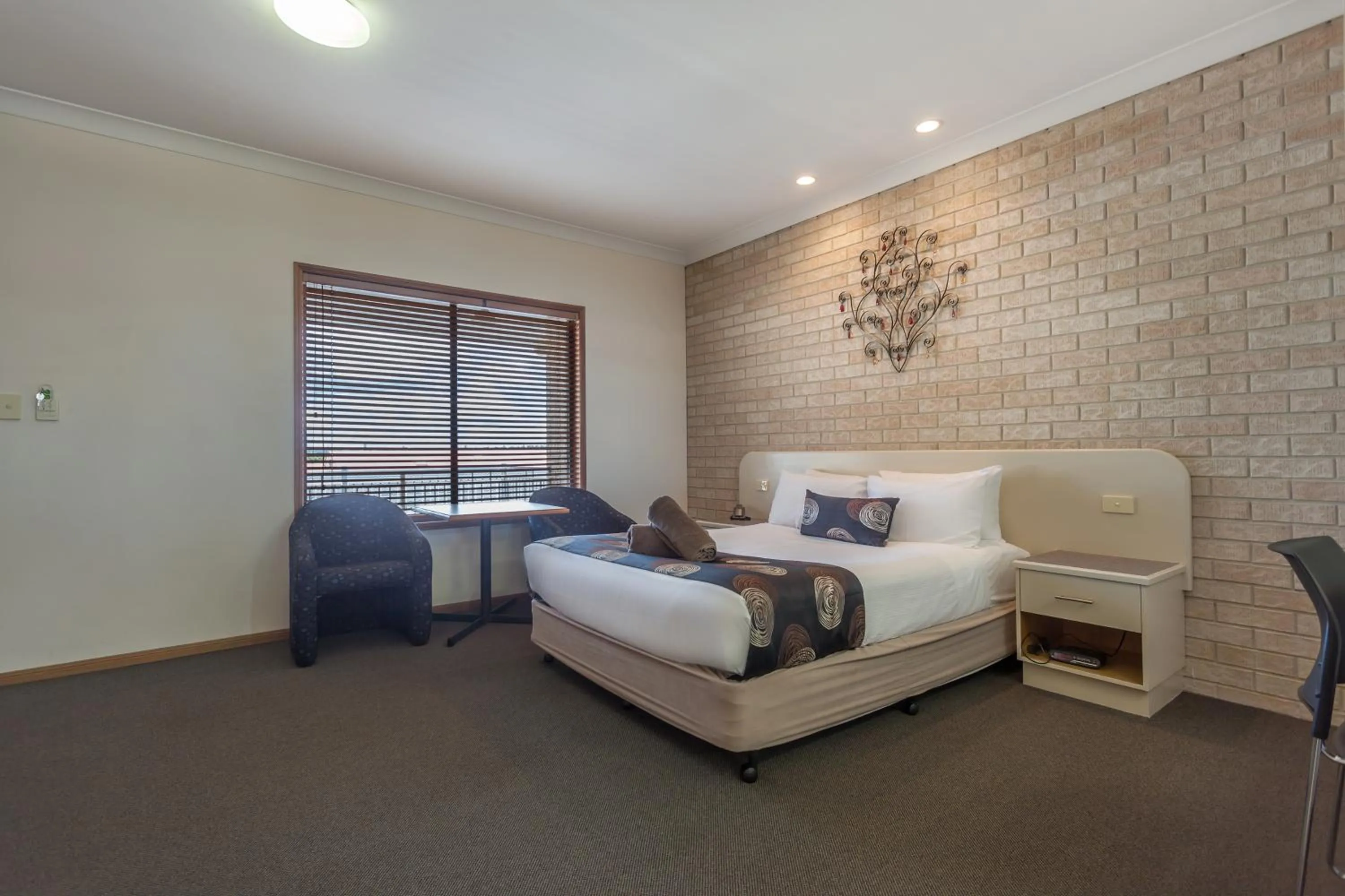 Photo of the whole room, Bed in Clifford Gardens Motor Inn