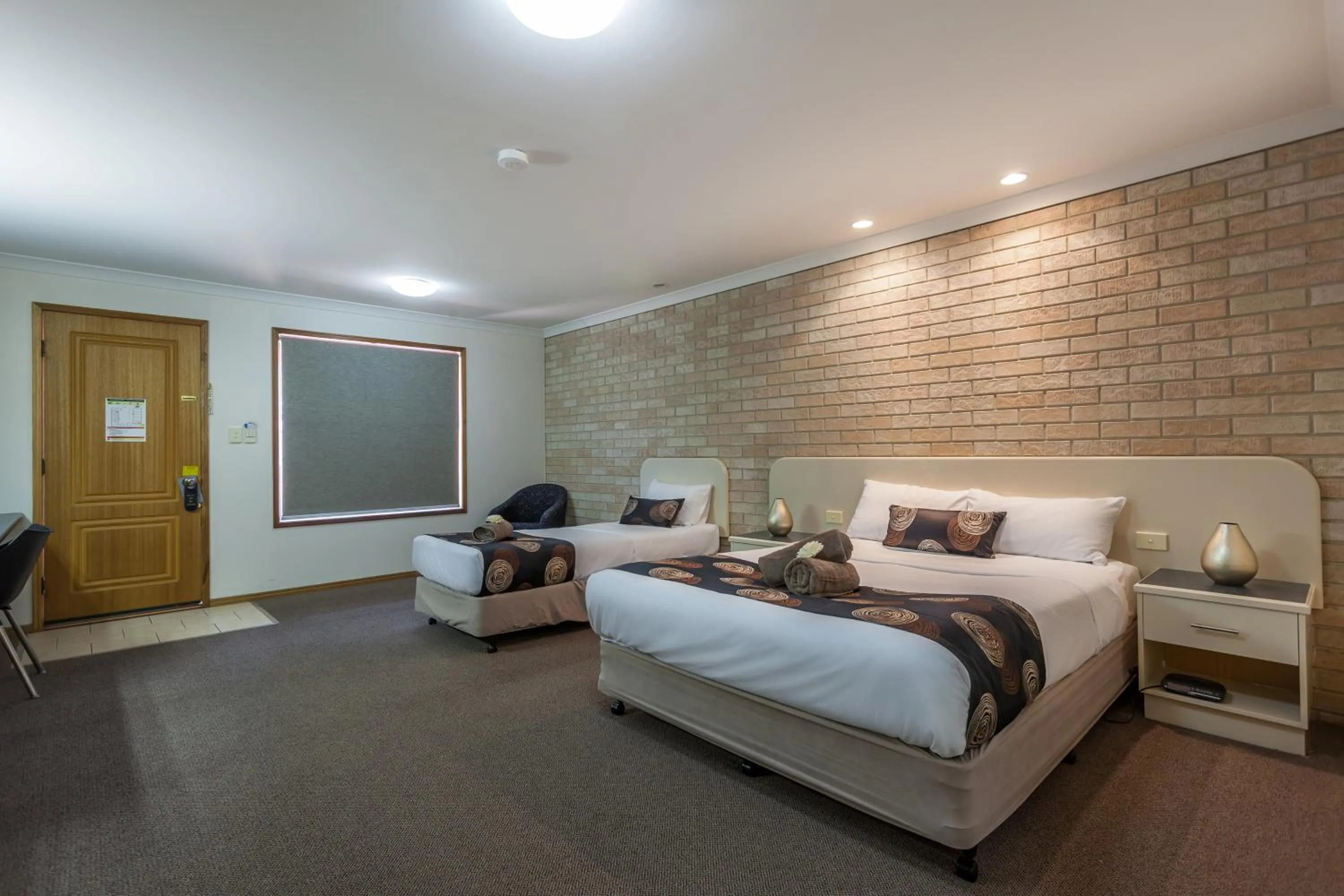 Photo of the whole room, Bed in Clifford Gardens Motor Inn