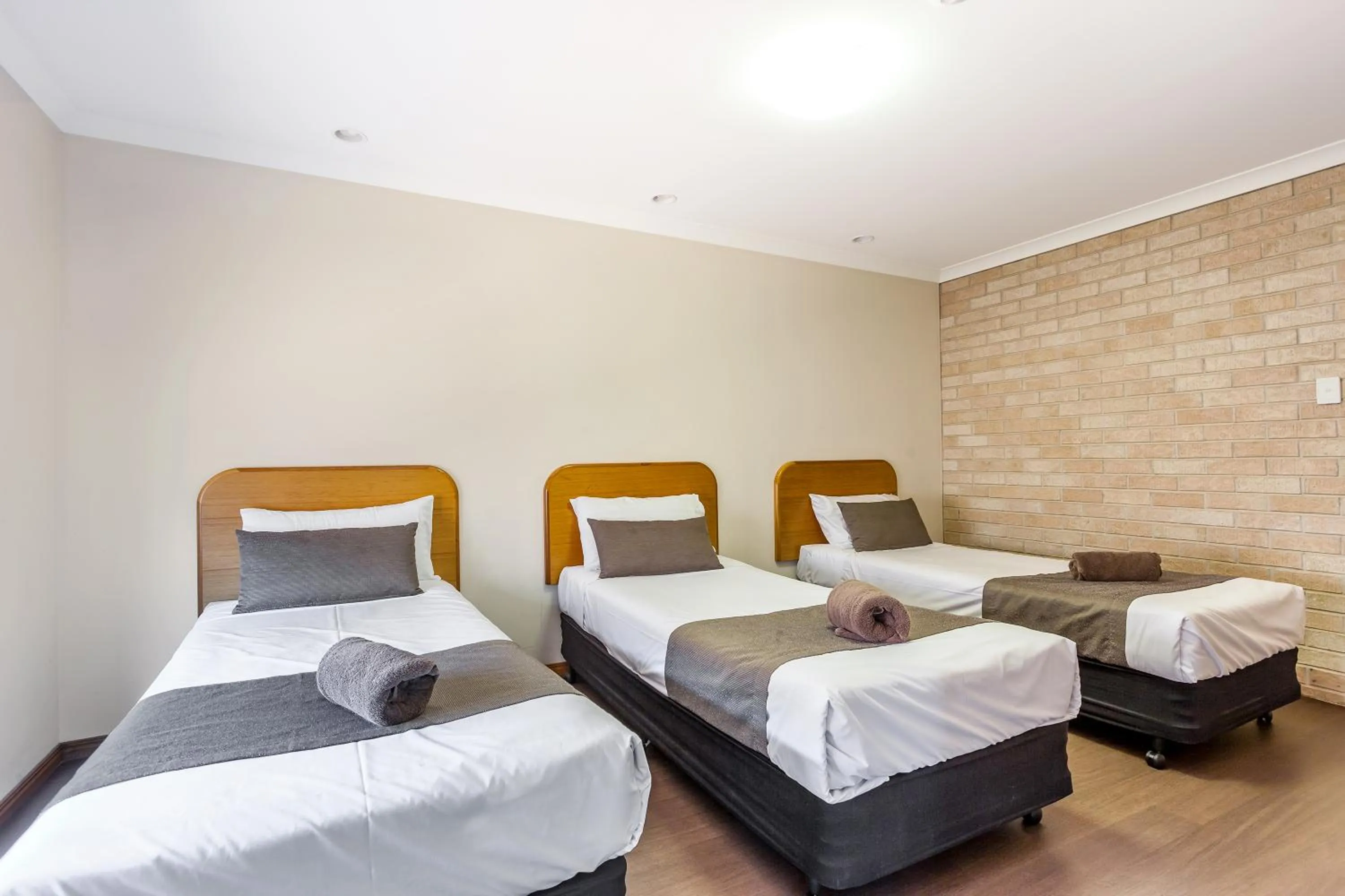 Bed in Clifford Gardens Motor Inn