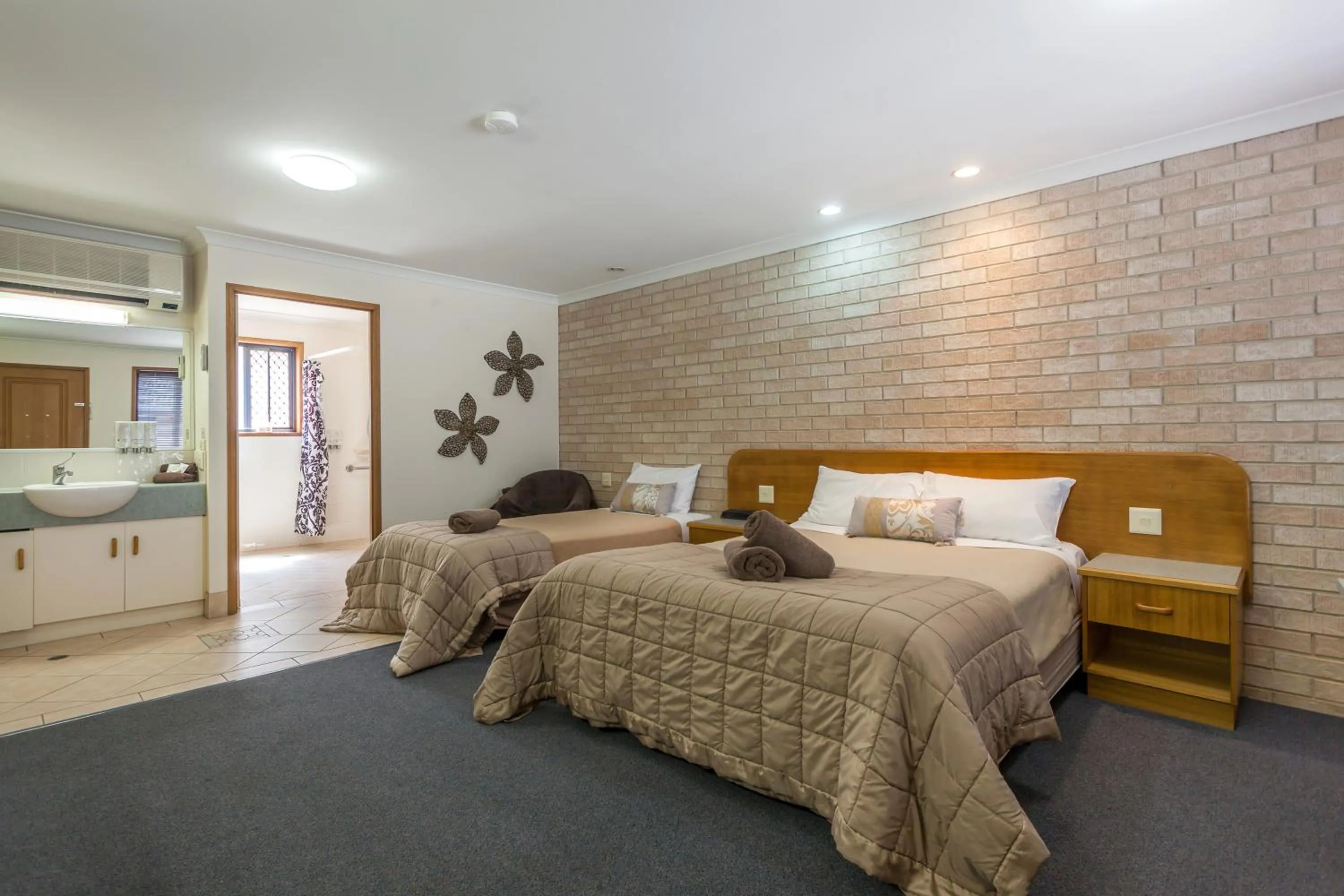 Photo of the whole room, Bed in Clifford Gardens Motor Inn