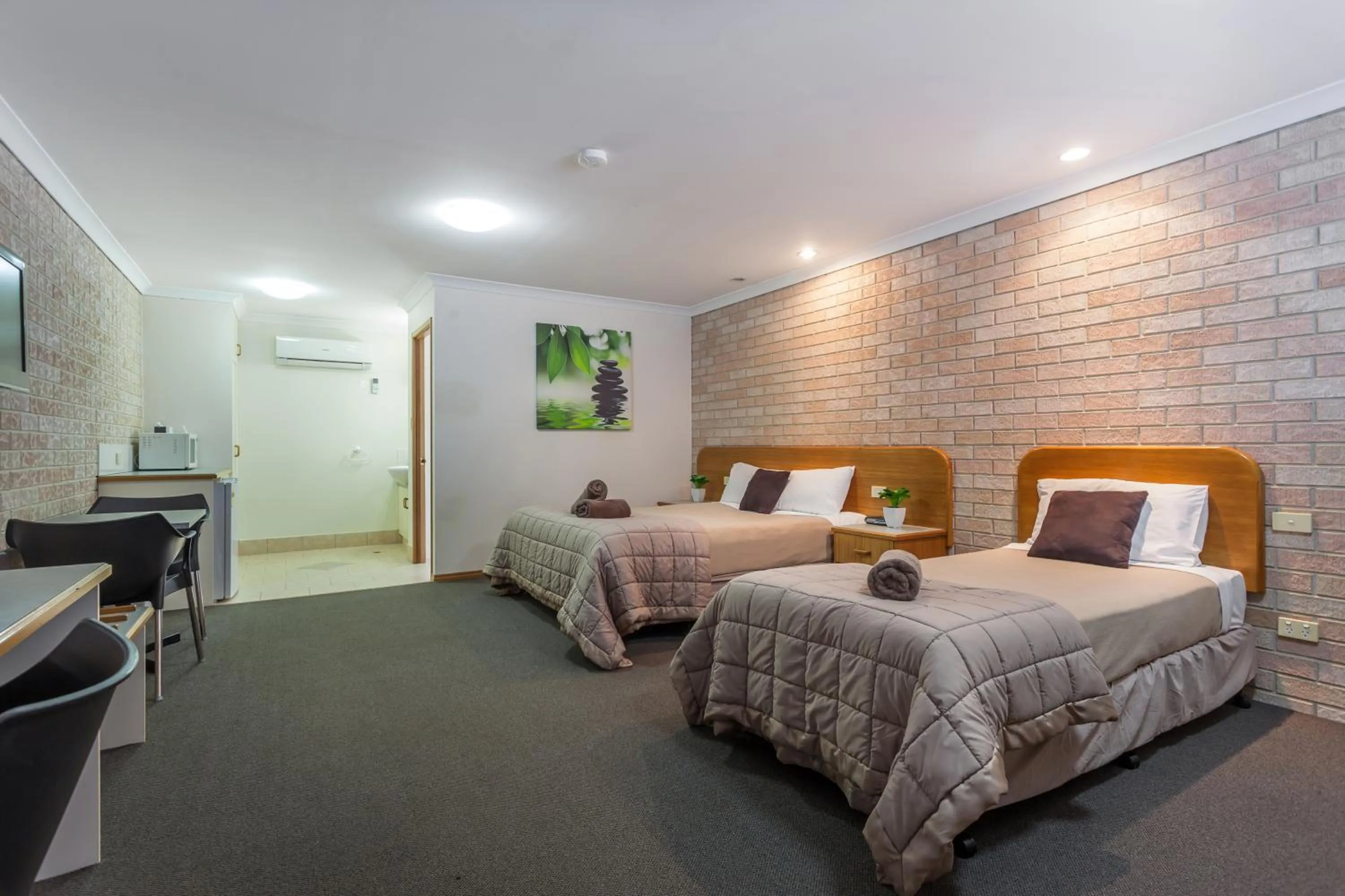 Photo of the whole room, Bed in Clifford Gardens Motor Inn