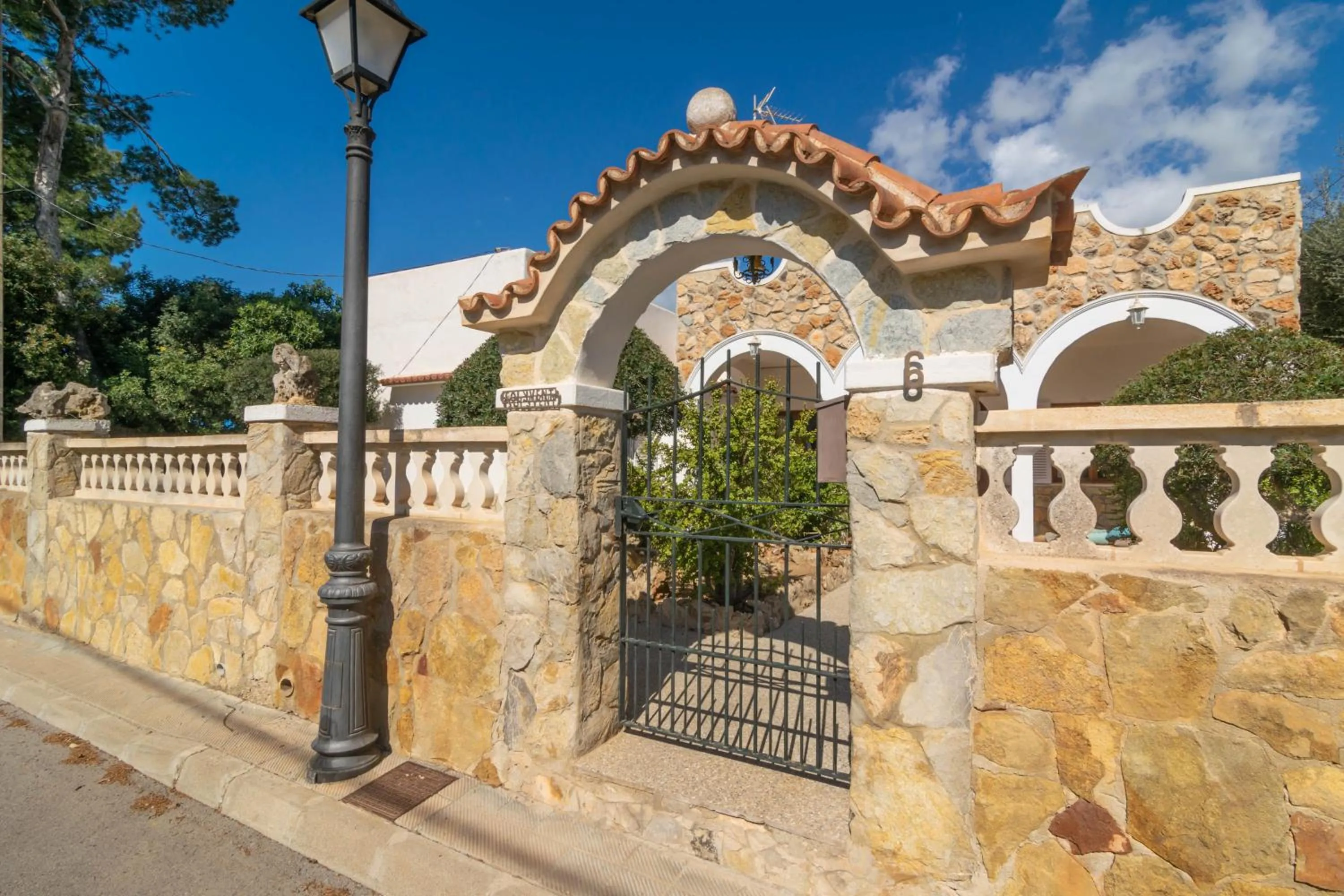 Facade/entrance in Sol I Vent