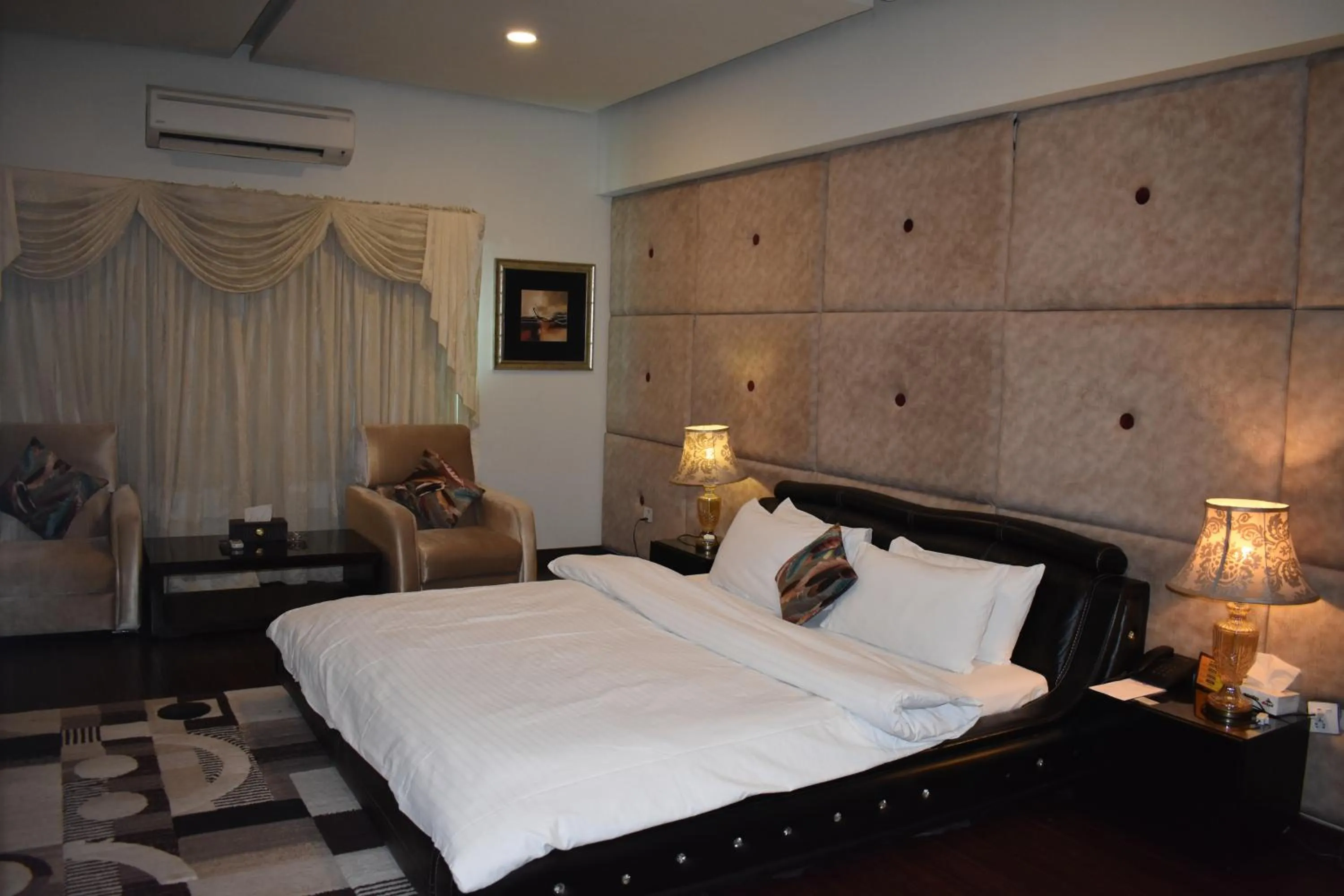 Photo of the whole room, Bed in Safari Club 1