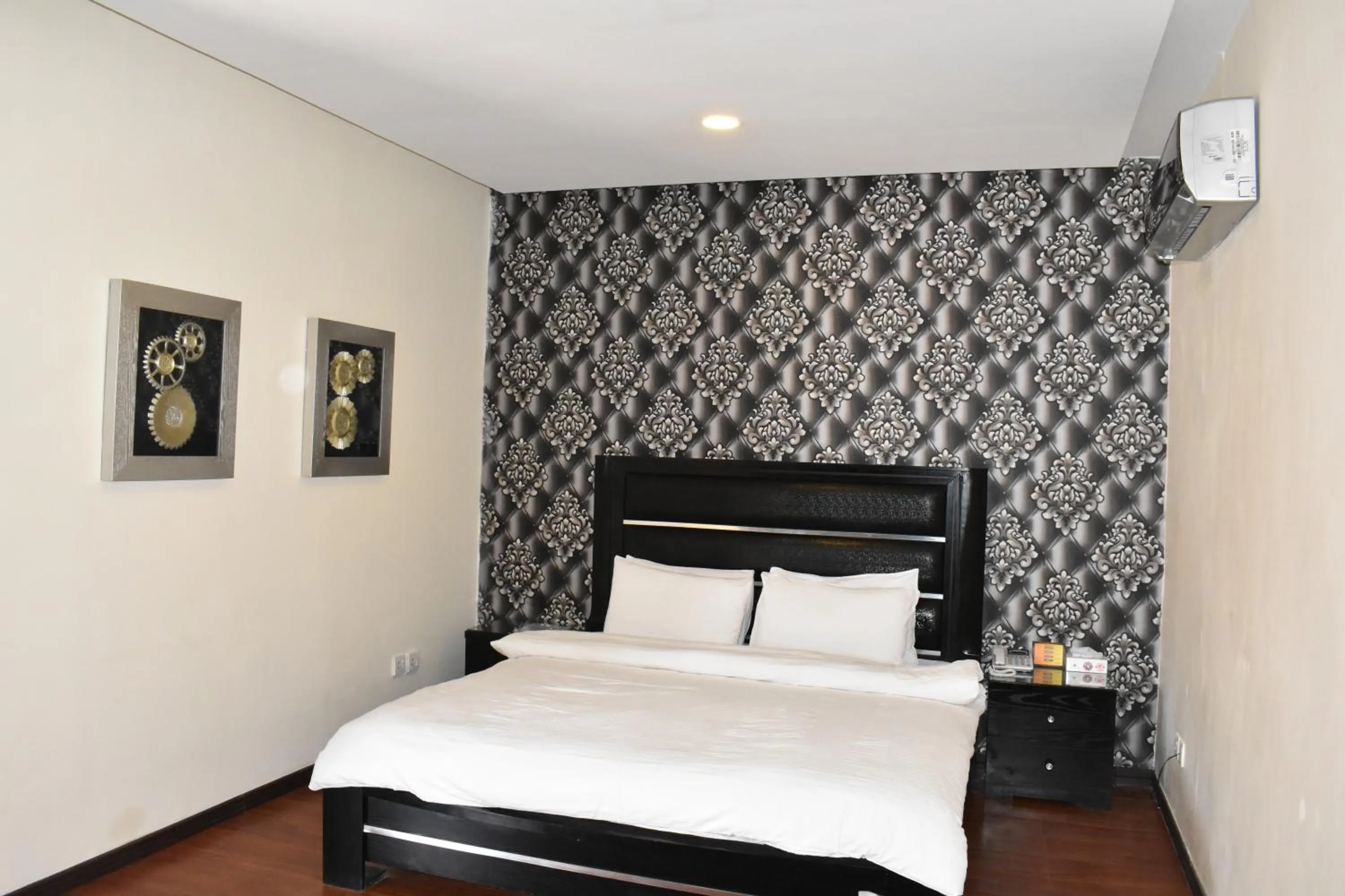 Bedroom, Bed in Safari Club 1