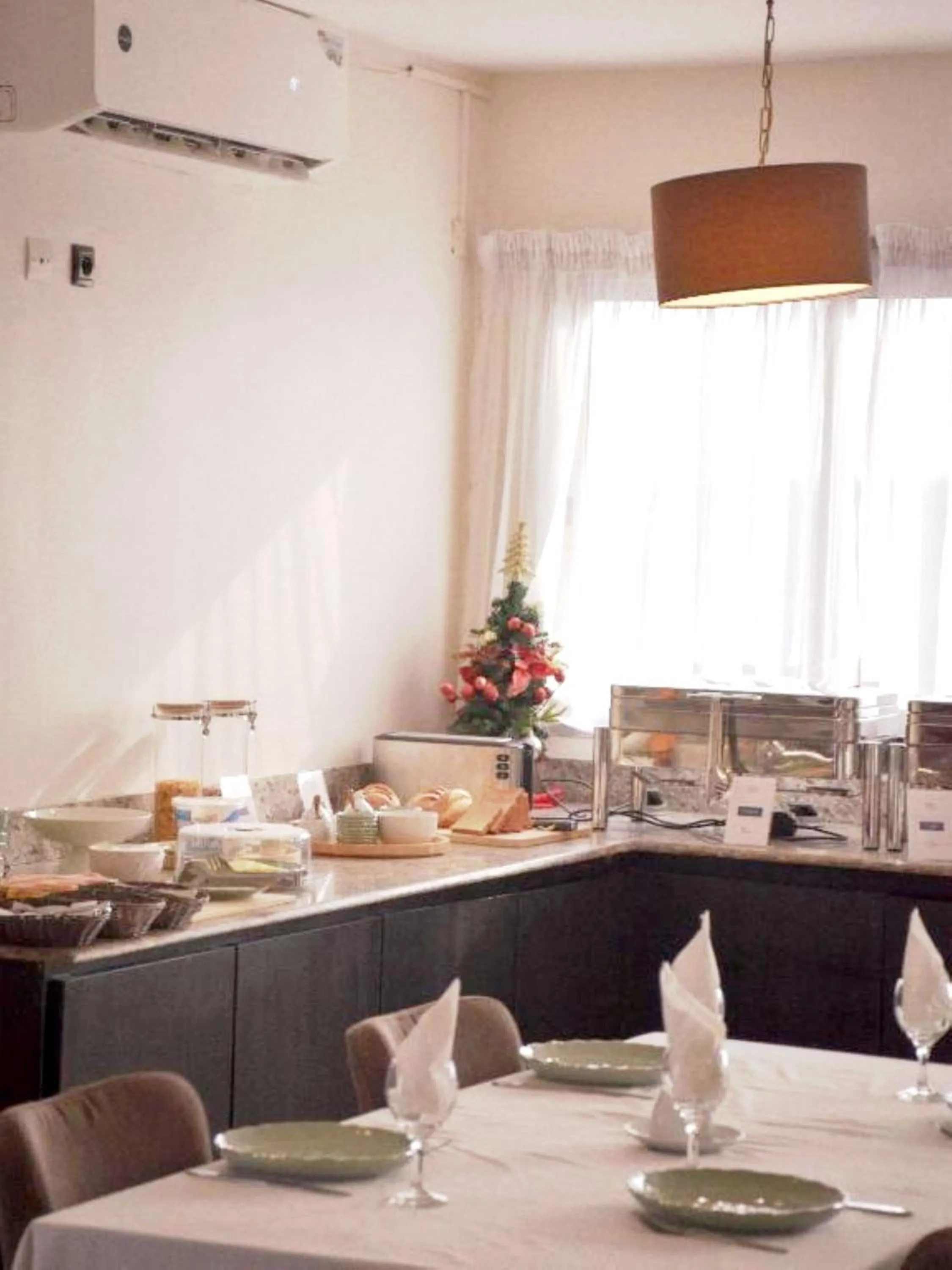 Restaurant/places to eat in Résidences Les Hauts de l'Indenié