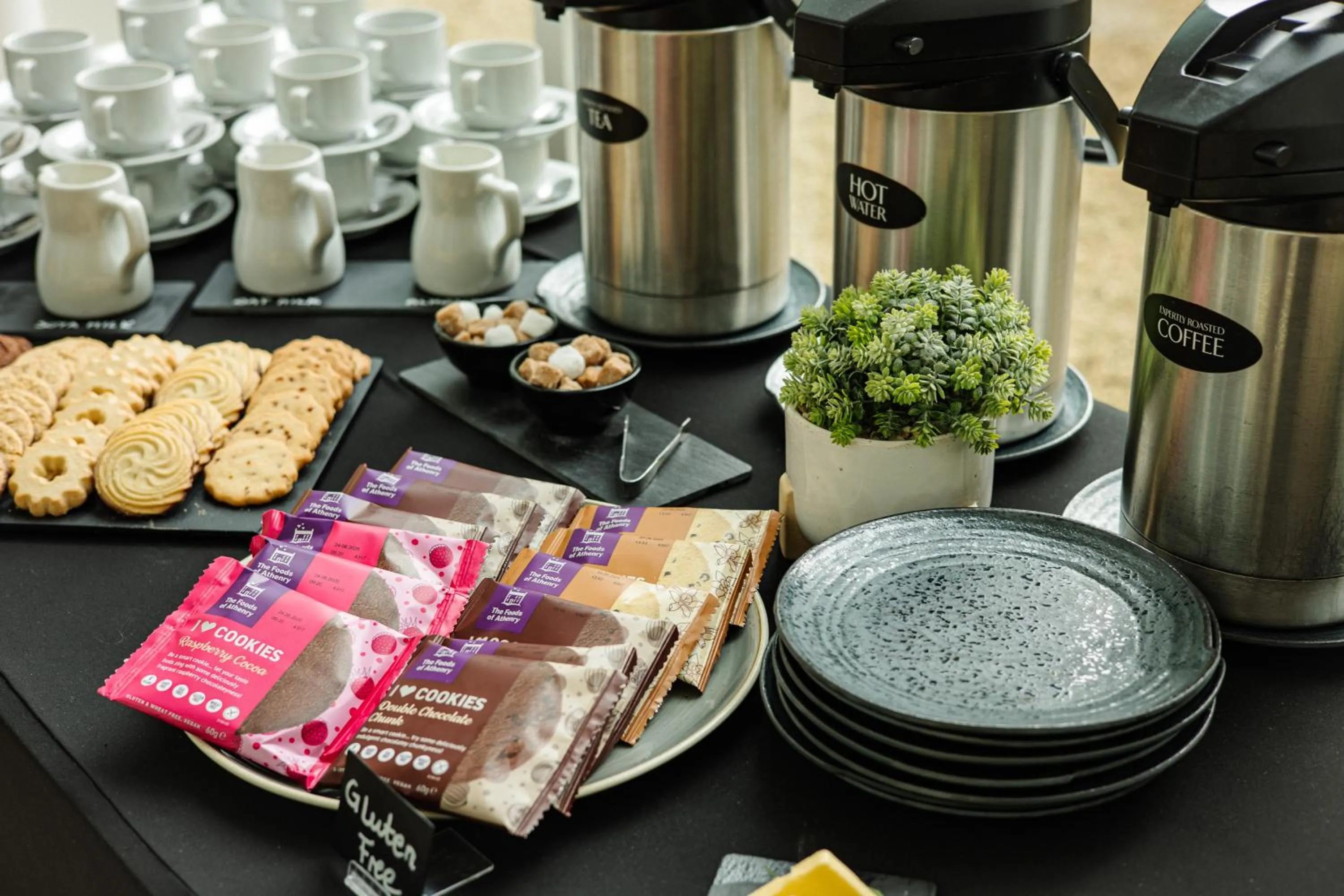 Coffee/tea facilities in Hodson Bay Hotel