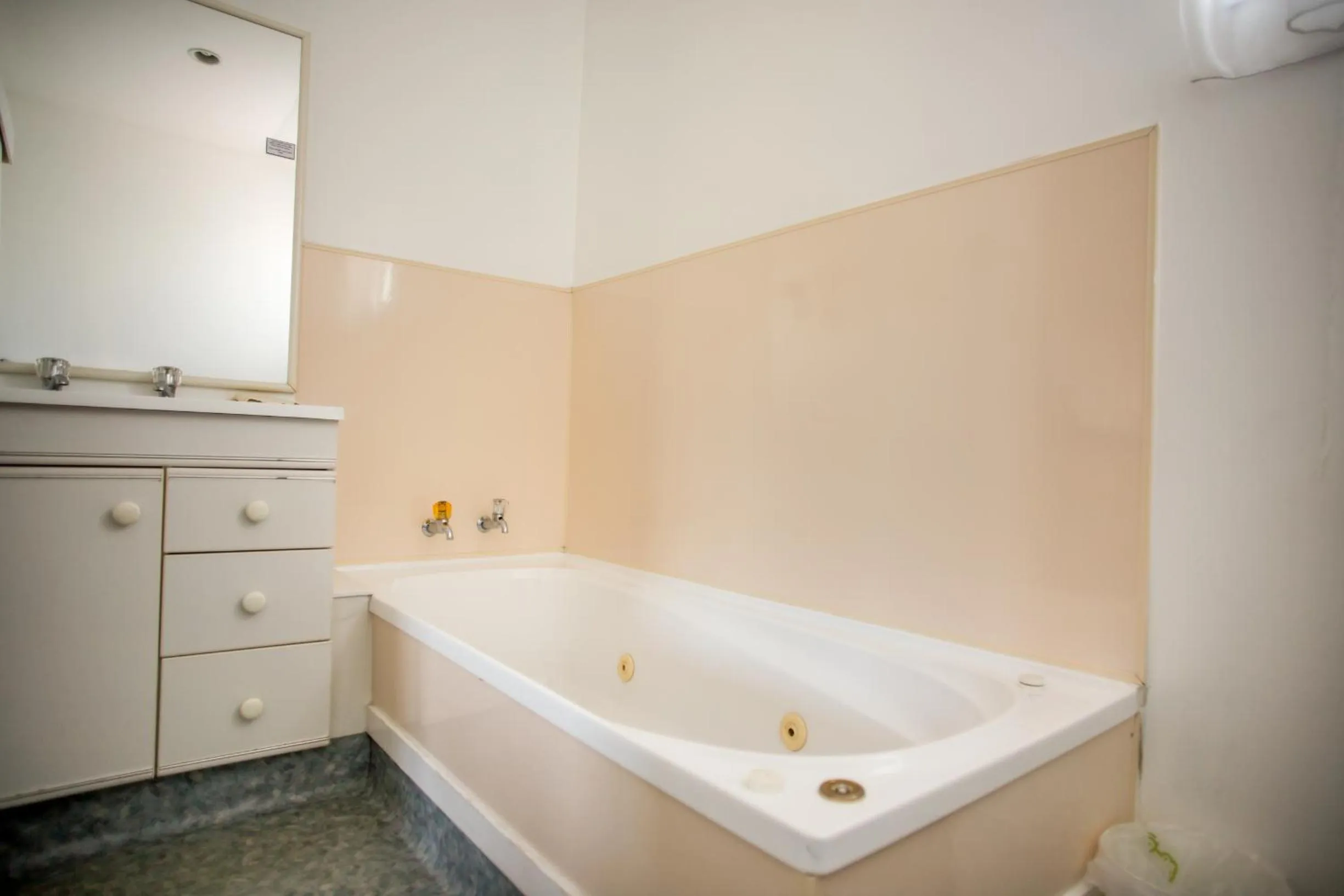 Bathroom in Bennetts Thermal Motor Inn