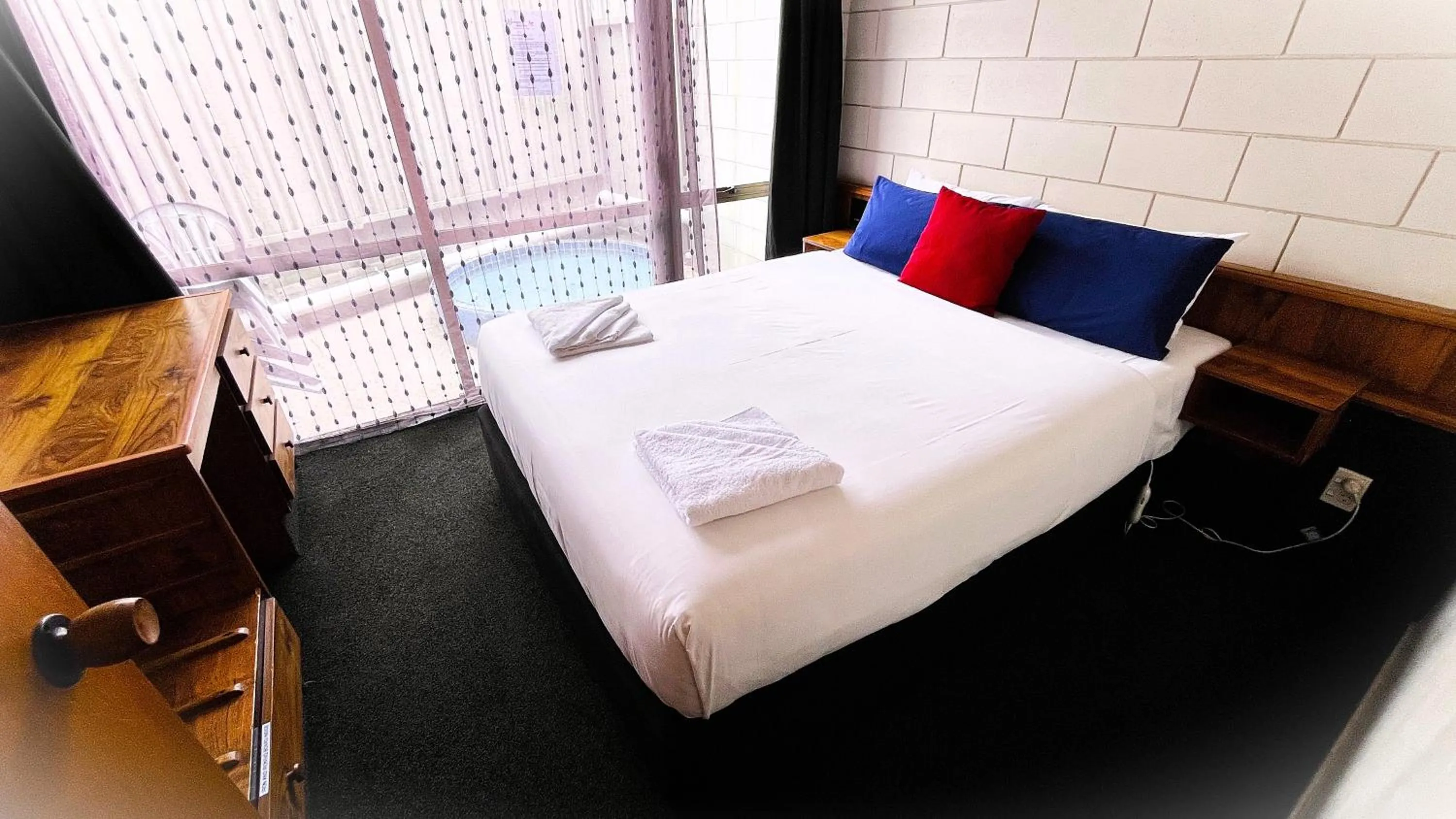 Bed in Bennetts Thermal Motor Inn