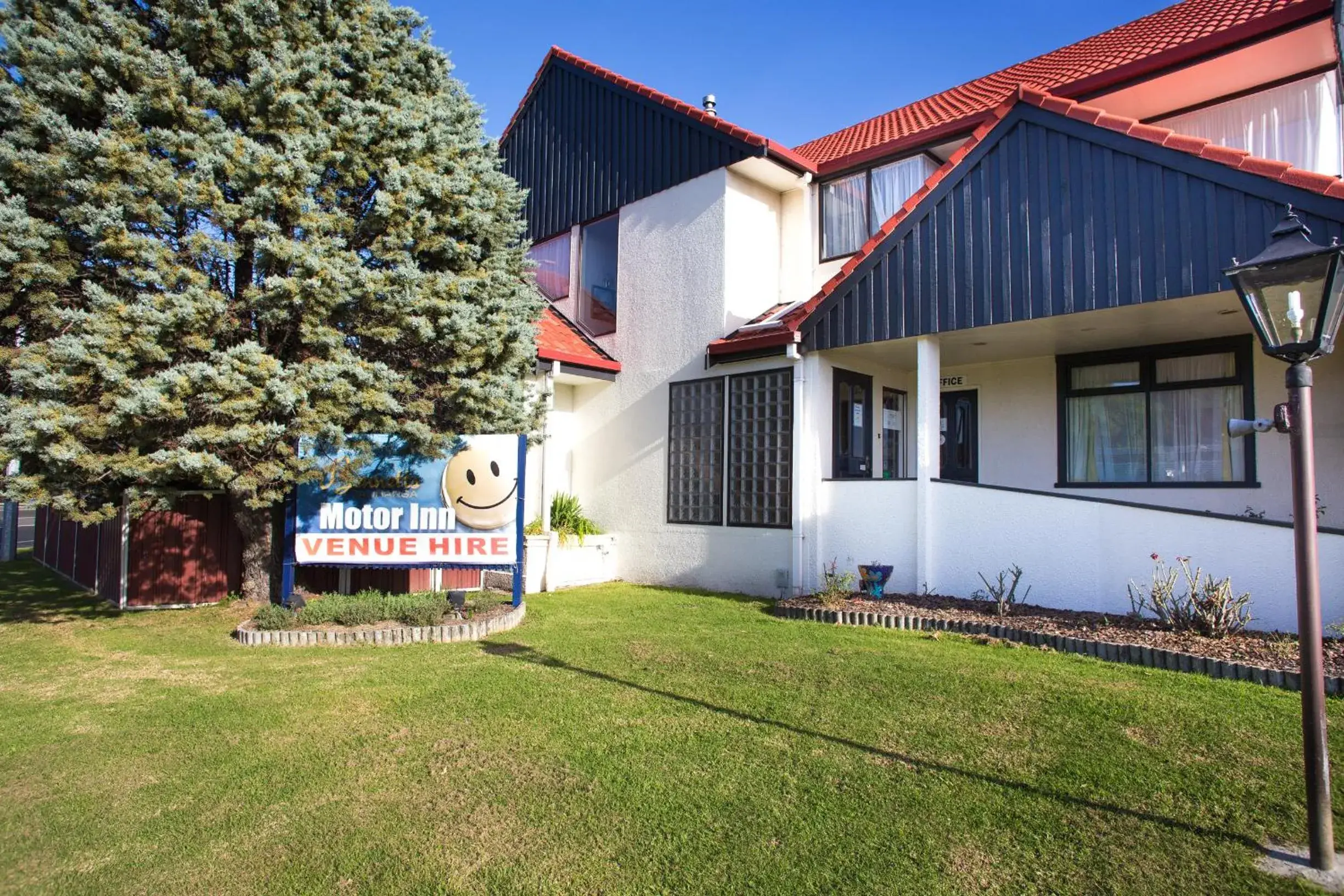 Property building in Bennetts Thermal Motor Inn Property building in Bennetts Thermal Motor Inn