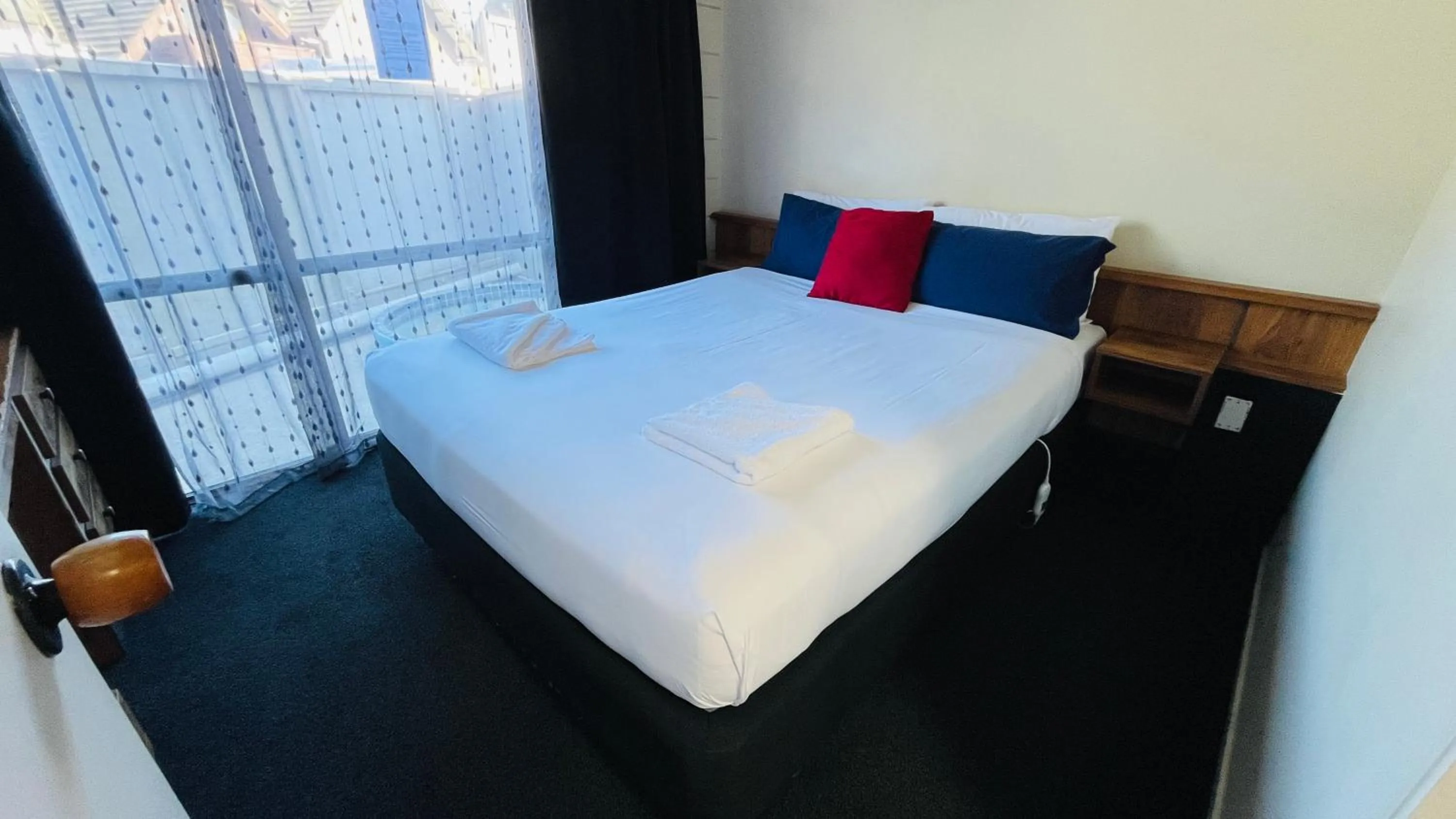 Bed in Bennetts Thermal Motor Inn