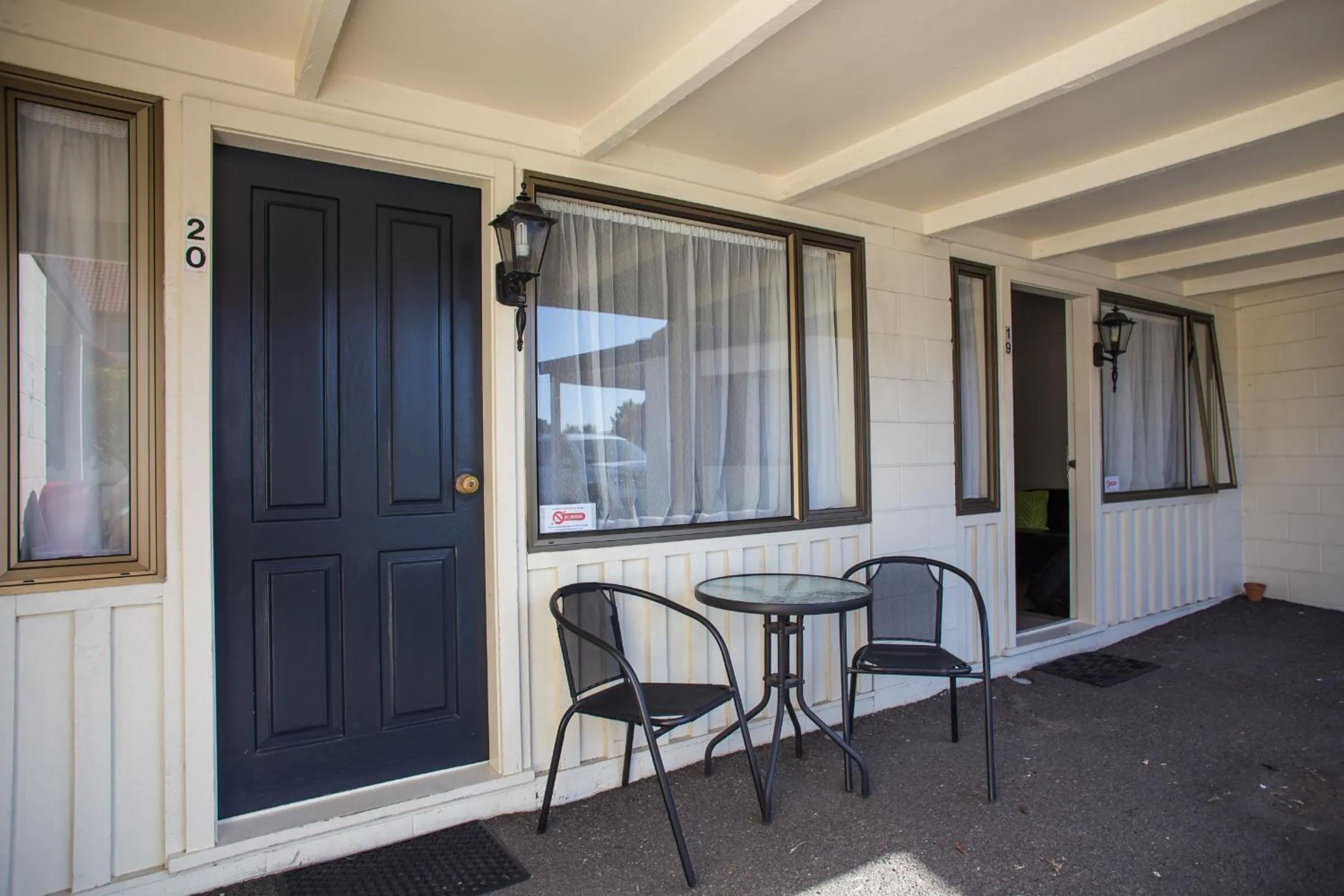 Patio in Bennetts Thermal Motor Inn