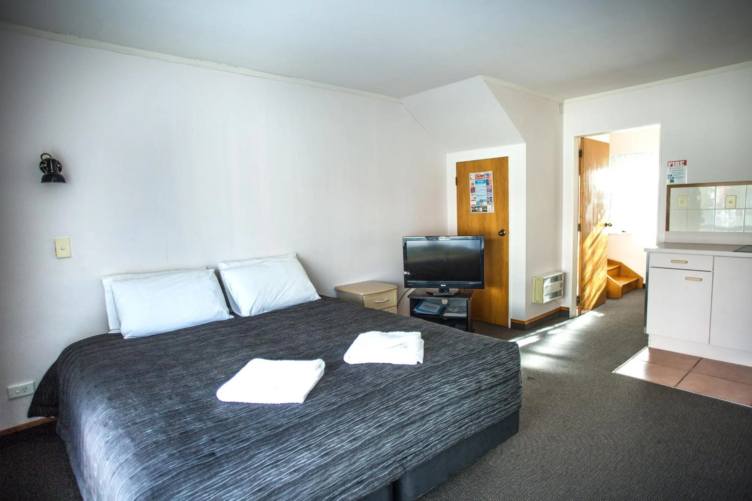 Bedroom, Bed in Bennetts Thermal Motor Inn