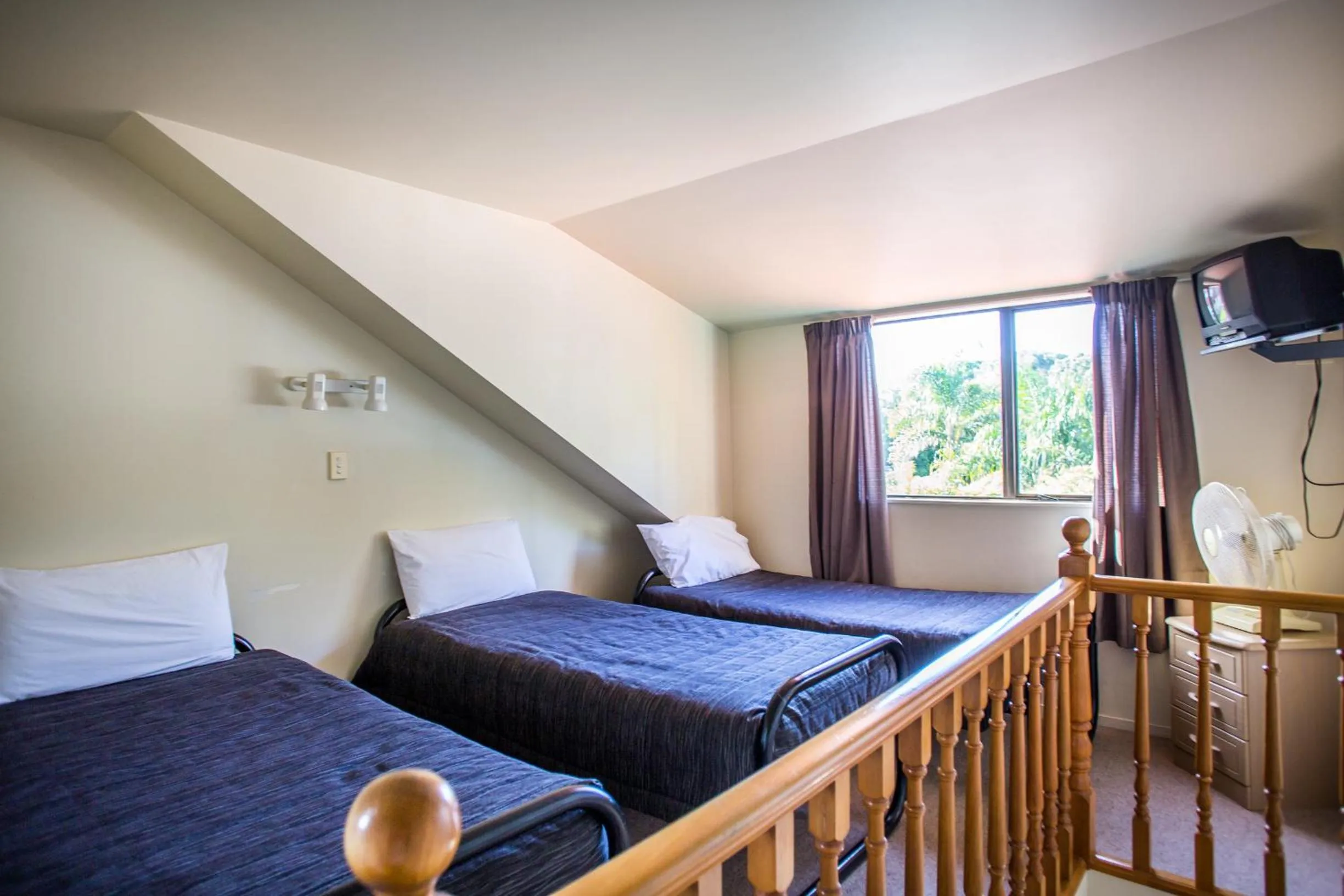 Bedroom, Bed in Bennetts Thermal Motor Inn