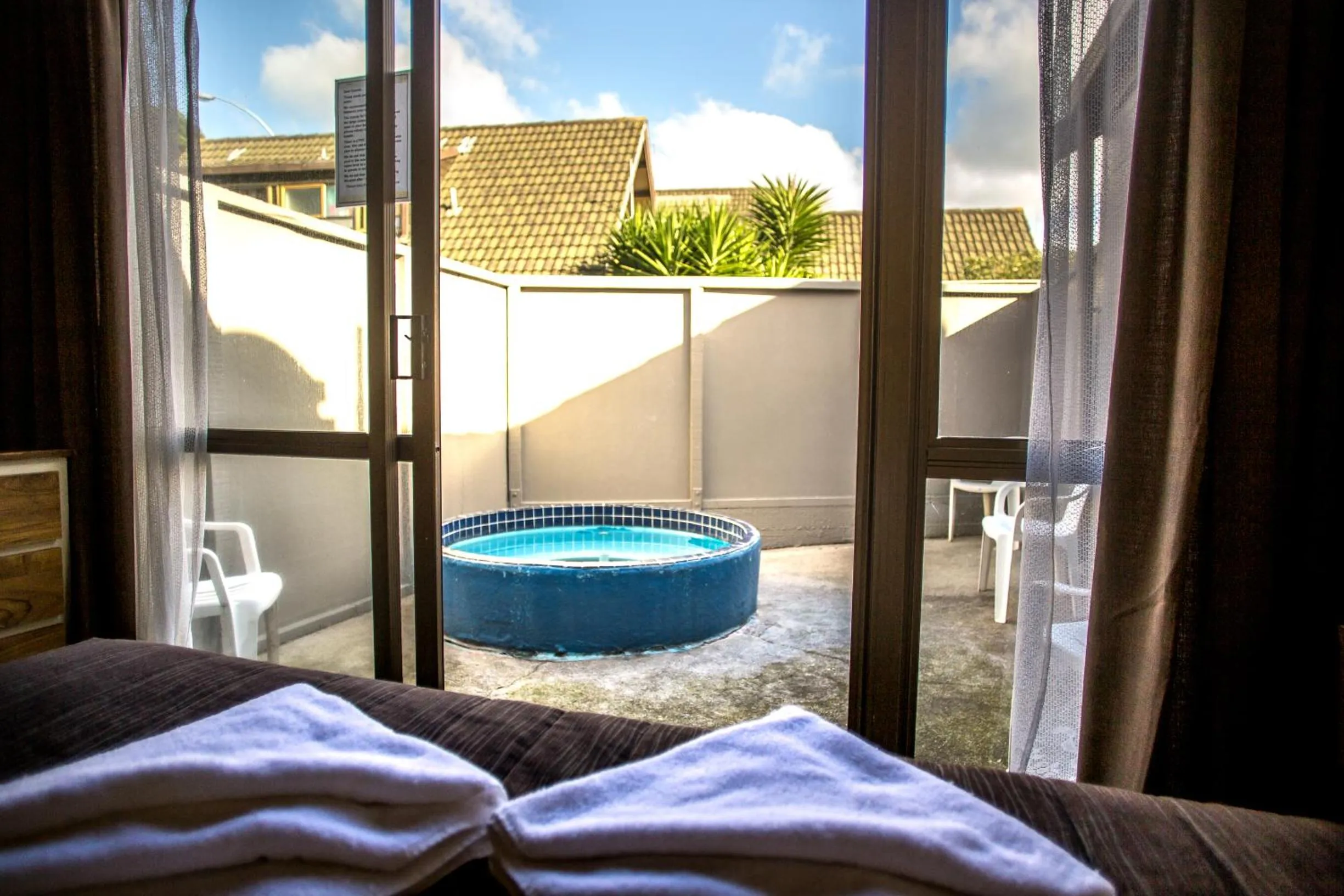 Day, Bed in Bennetts Thermal Motor Inn