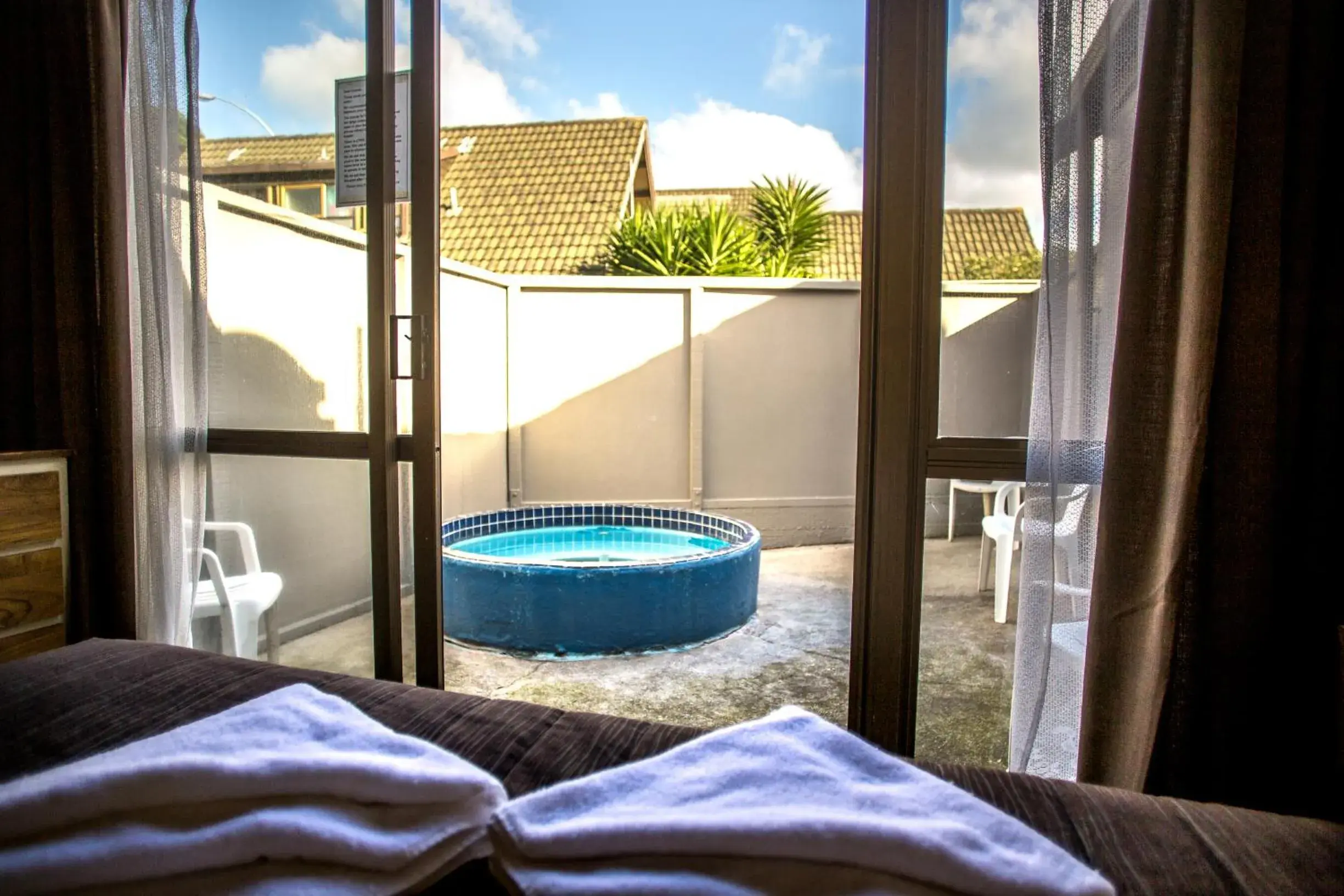 Day, Bed in Bennetts Thermal Motor Inn Day, Bed in Bennetts Thermal Motor Inn