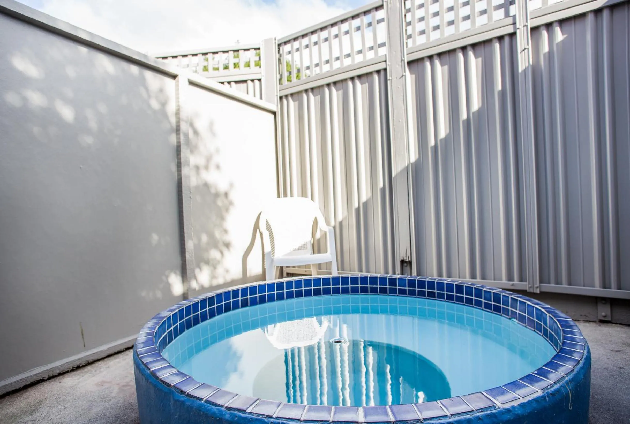 Swimming pool in Bennetts Thermal Motor Inn