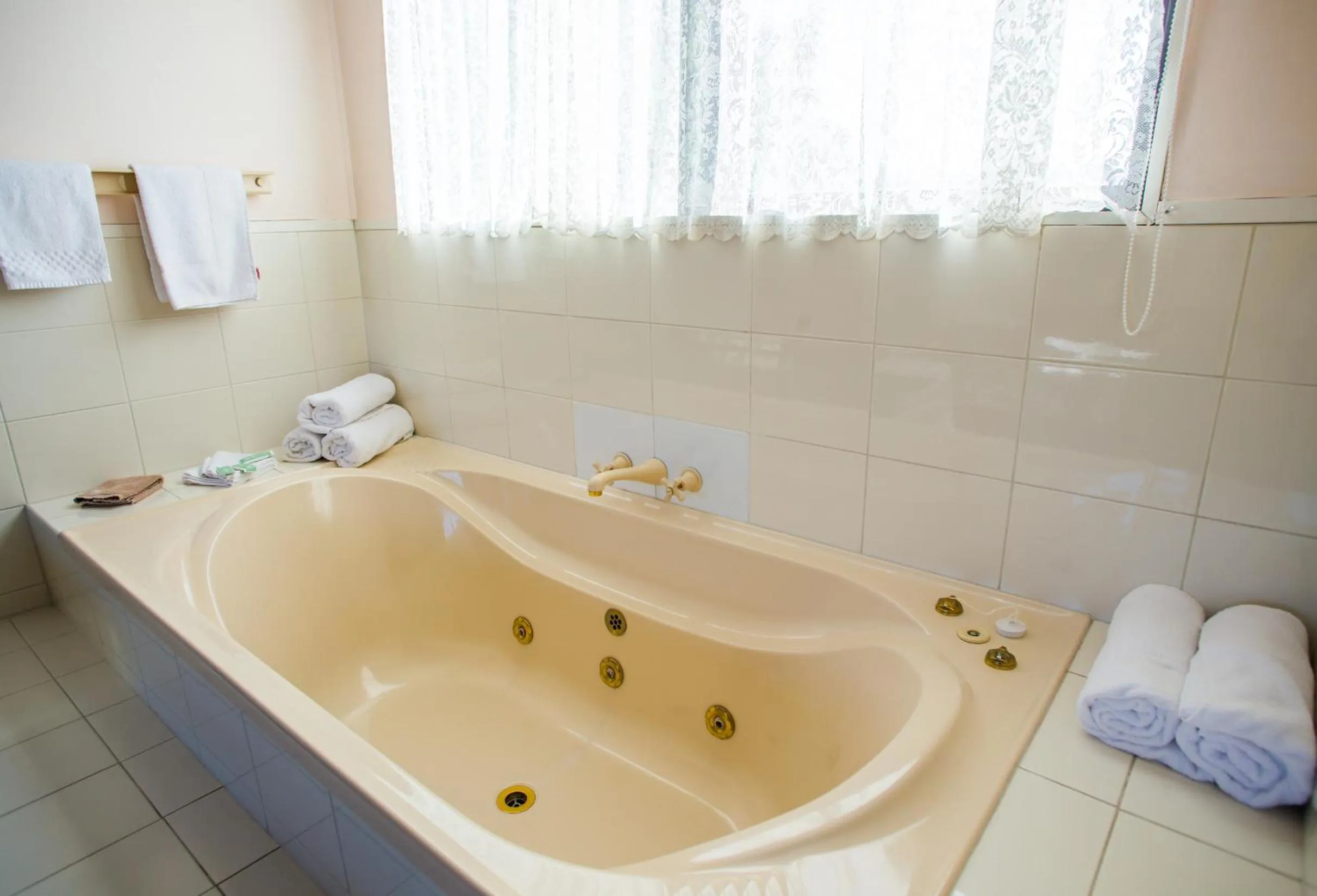 Bathroom in Bennetts Thermal Motor Inn