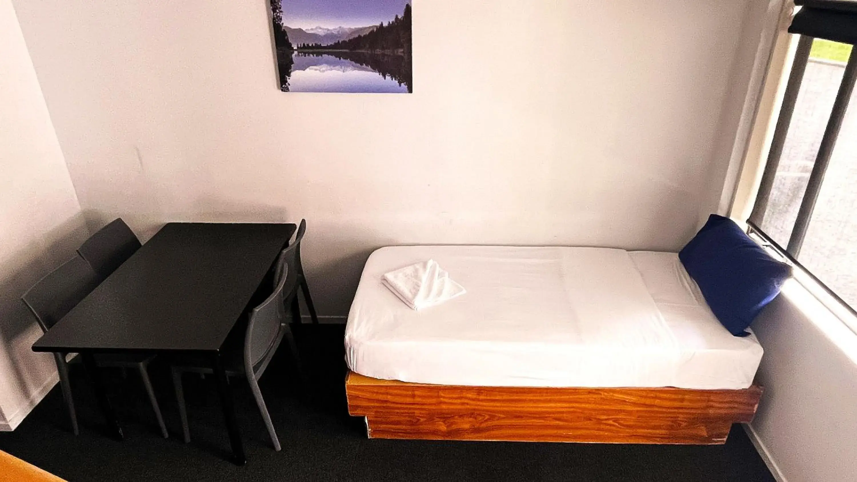 Bed in Bennetts Thermal Motor Inn Bed in Bennetts Thermal Motor Inn