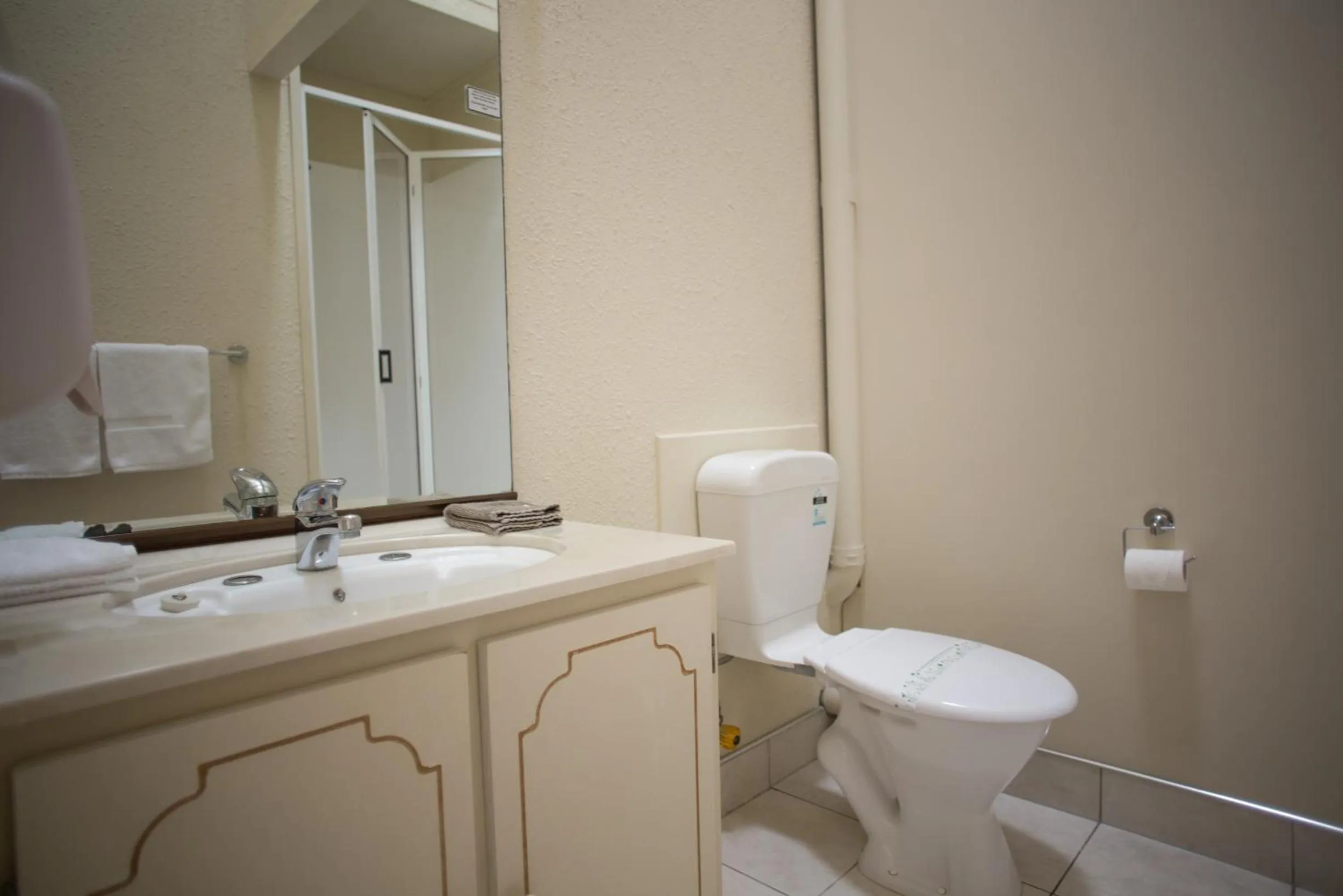 Photo of the whole room in Bennetts Thermal Motor Inn