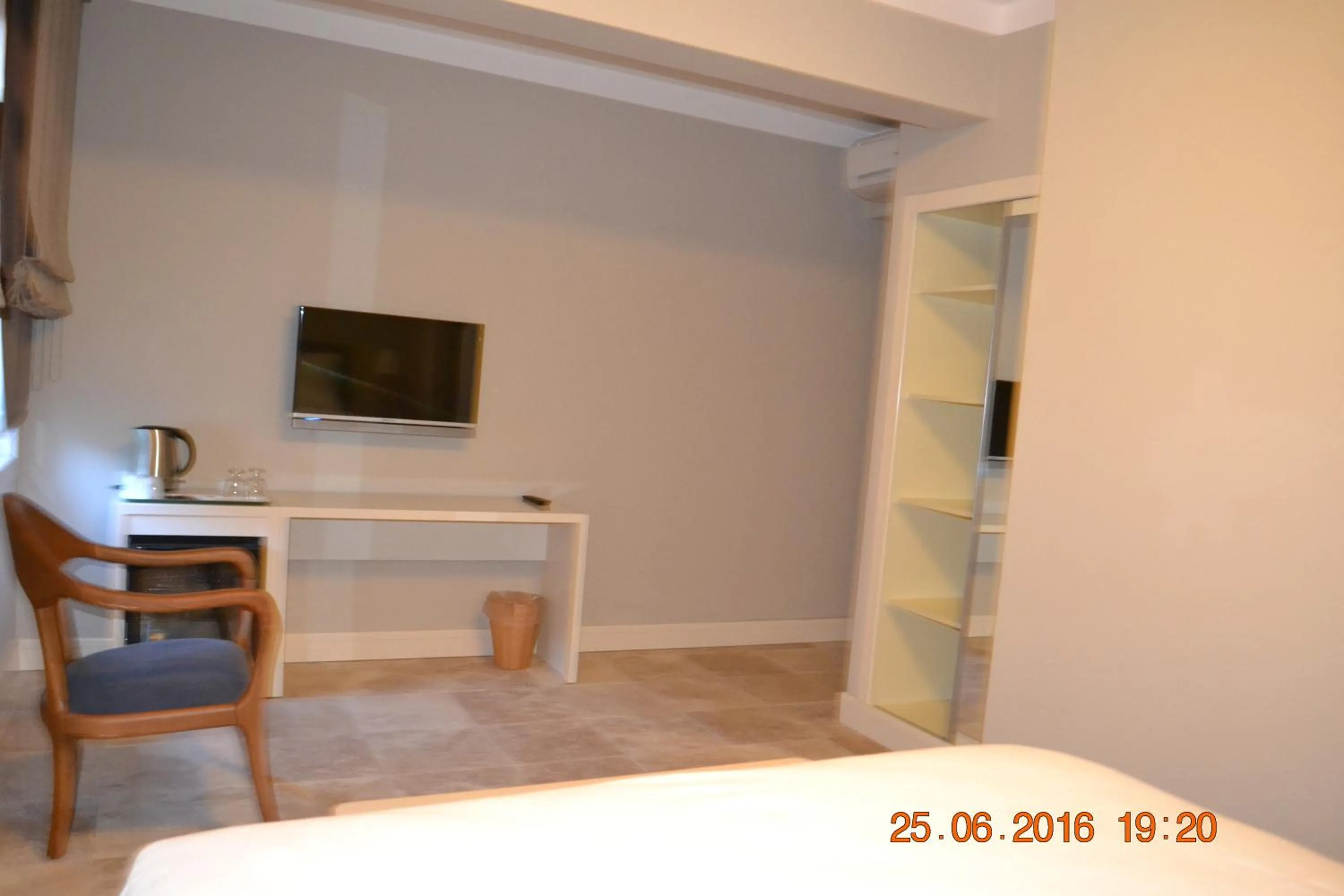 TV and multimedia, Bed in Teos Lodge Pansiyon