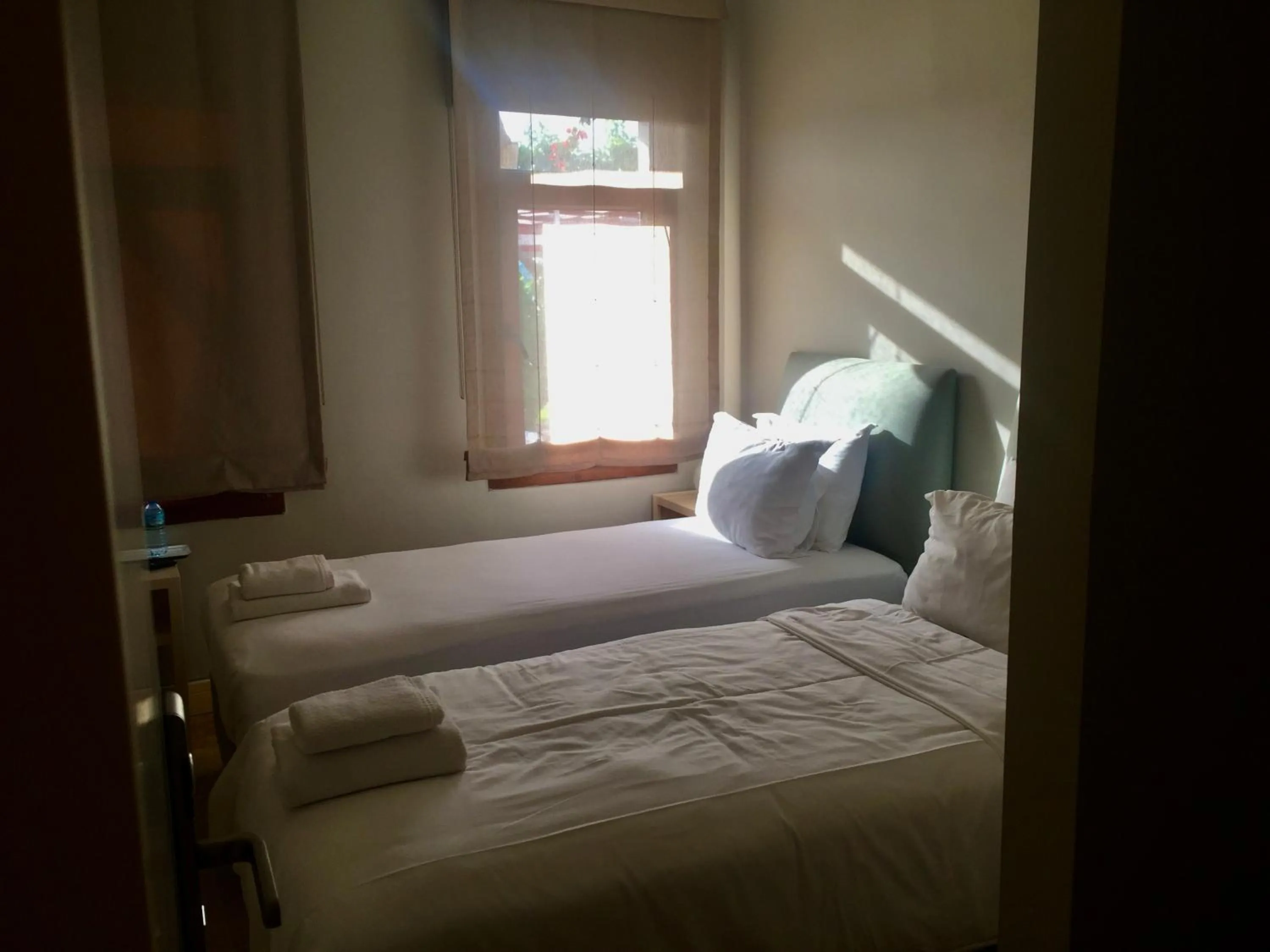 Photo of the whole room, Bed in Teos Lodge Pansiyon