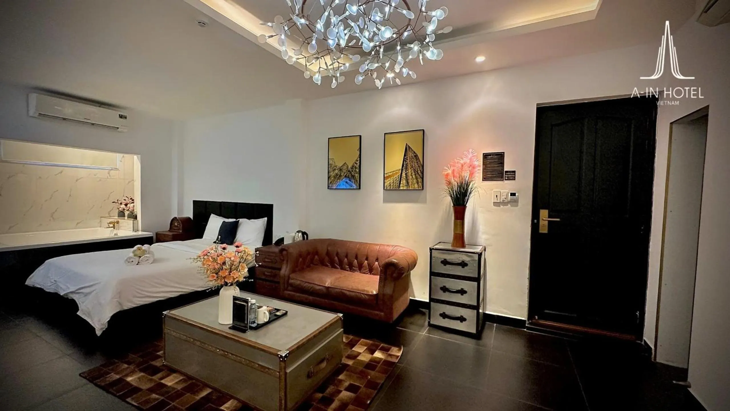 Living room, Bed in A In Hotel Glamour