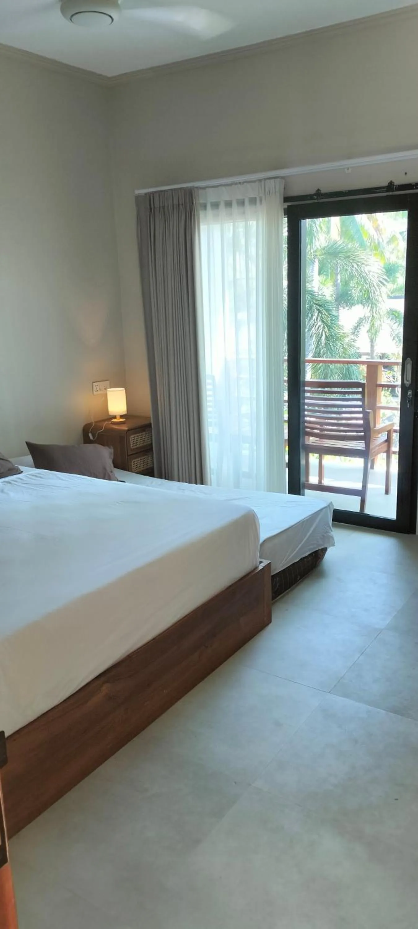 Photo of the whole room, Bed in Trawangan Oasis