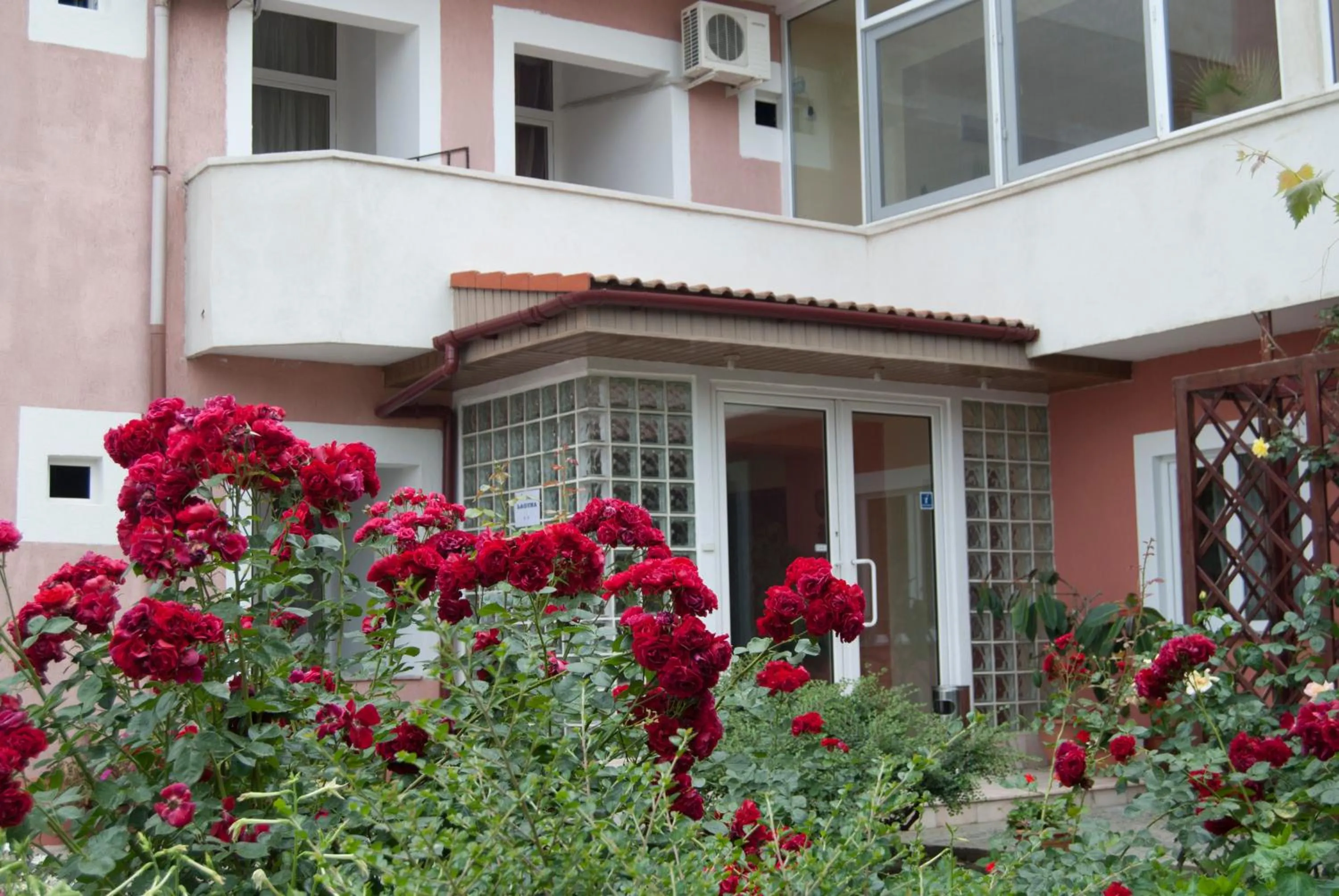 Facade/entrance in Hotel Laguna