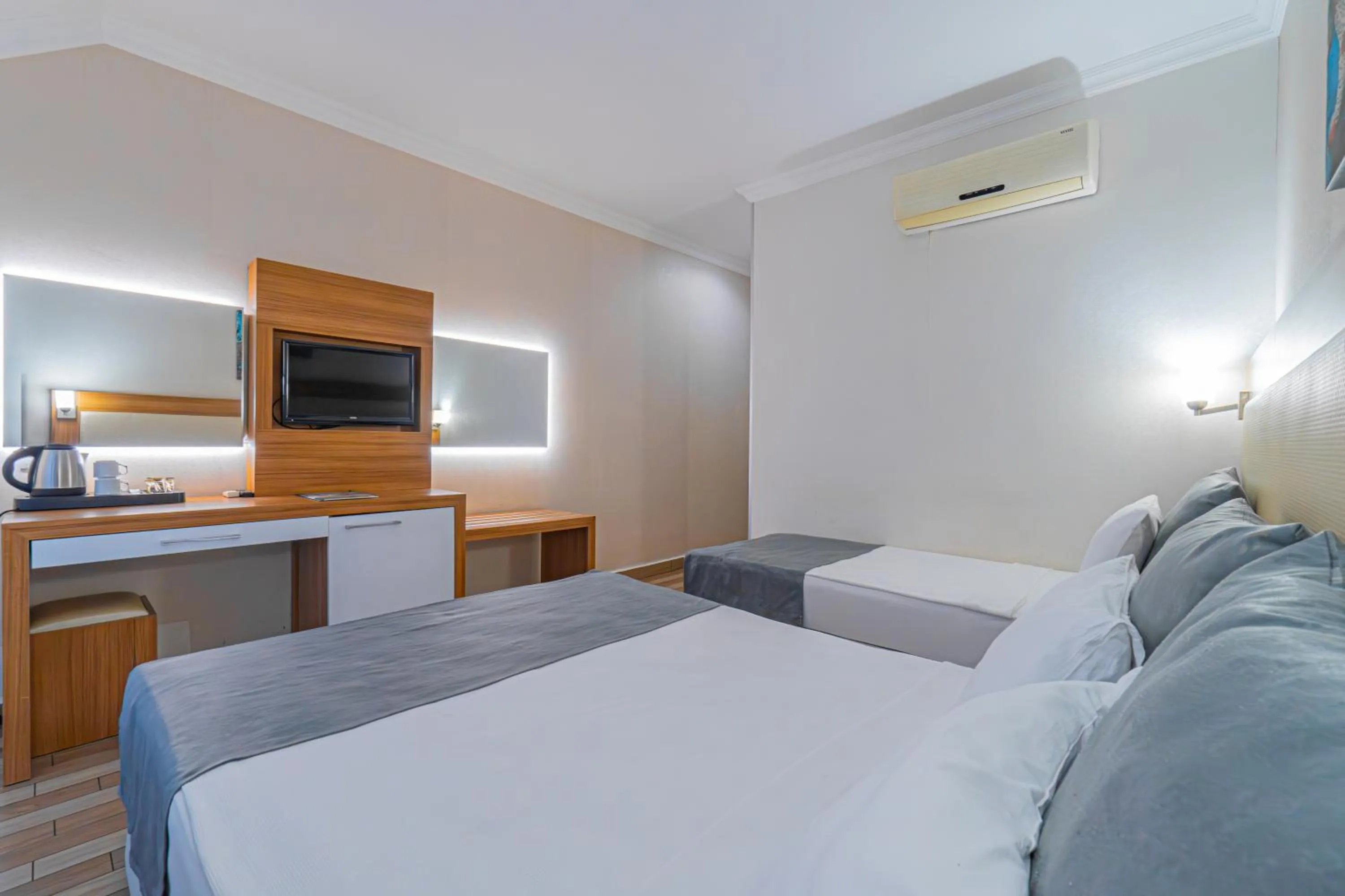 Property building, Bed in Mesut Hotel