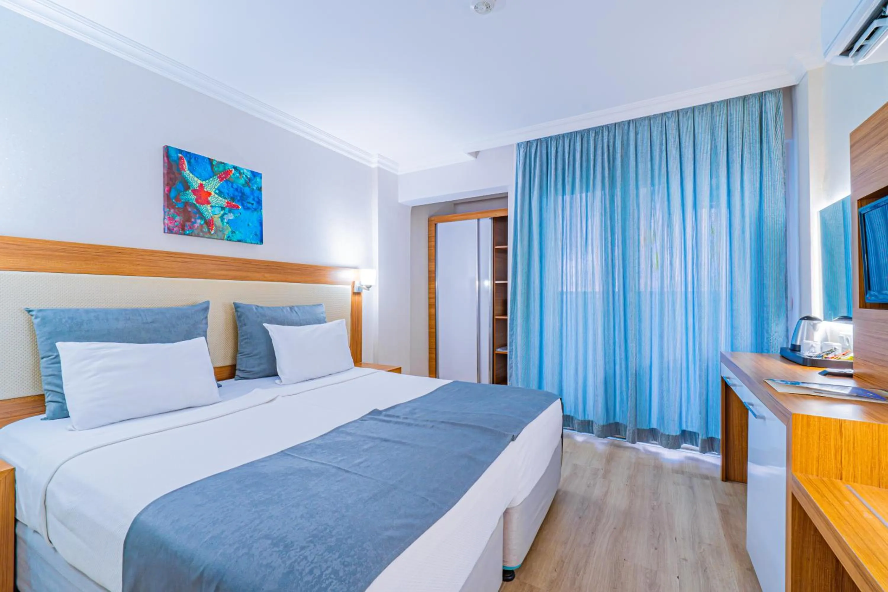 Property building, Bed in Mesut Hotel