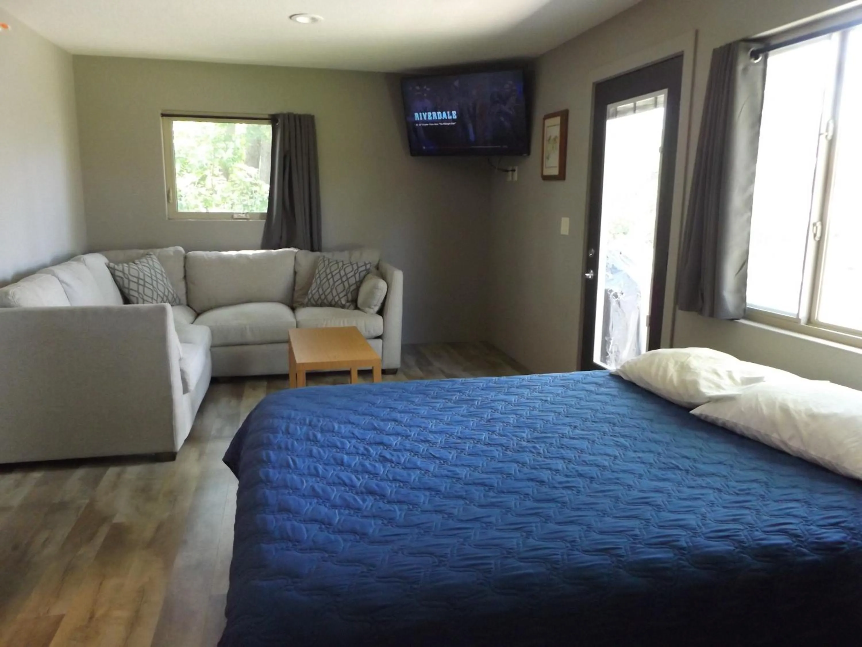 Communal lounge/ TV room, Bed in Big Spirit Resort