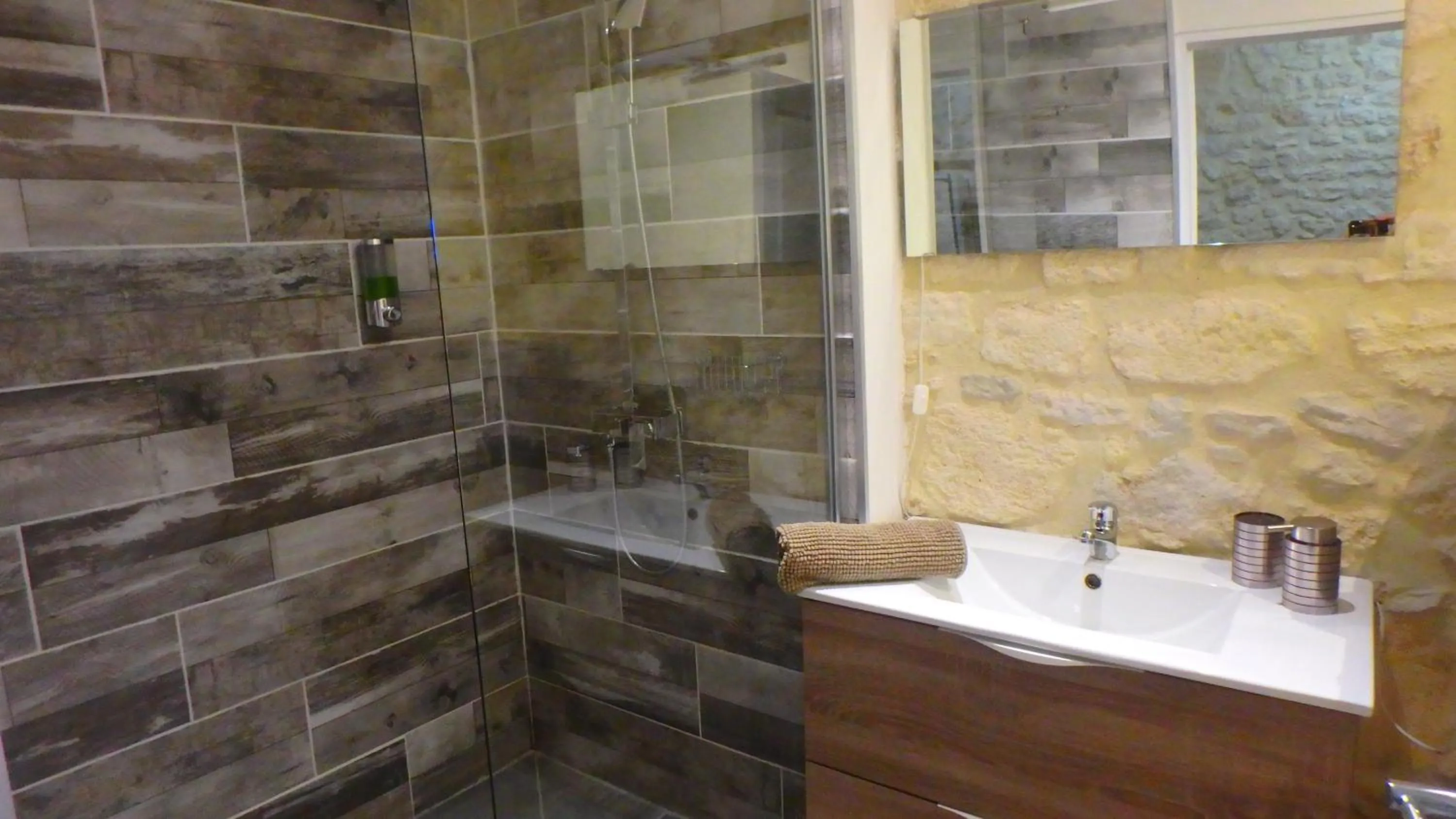 Bathroom in Le Cosy Cabarieu détente & spa