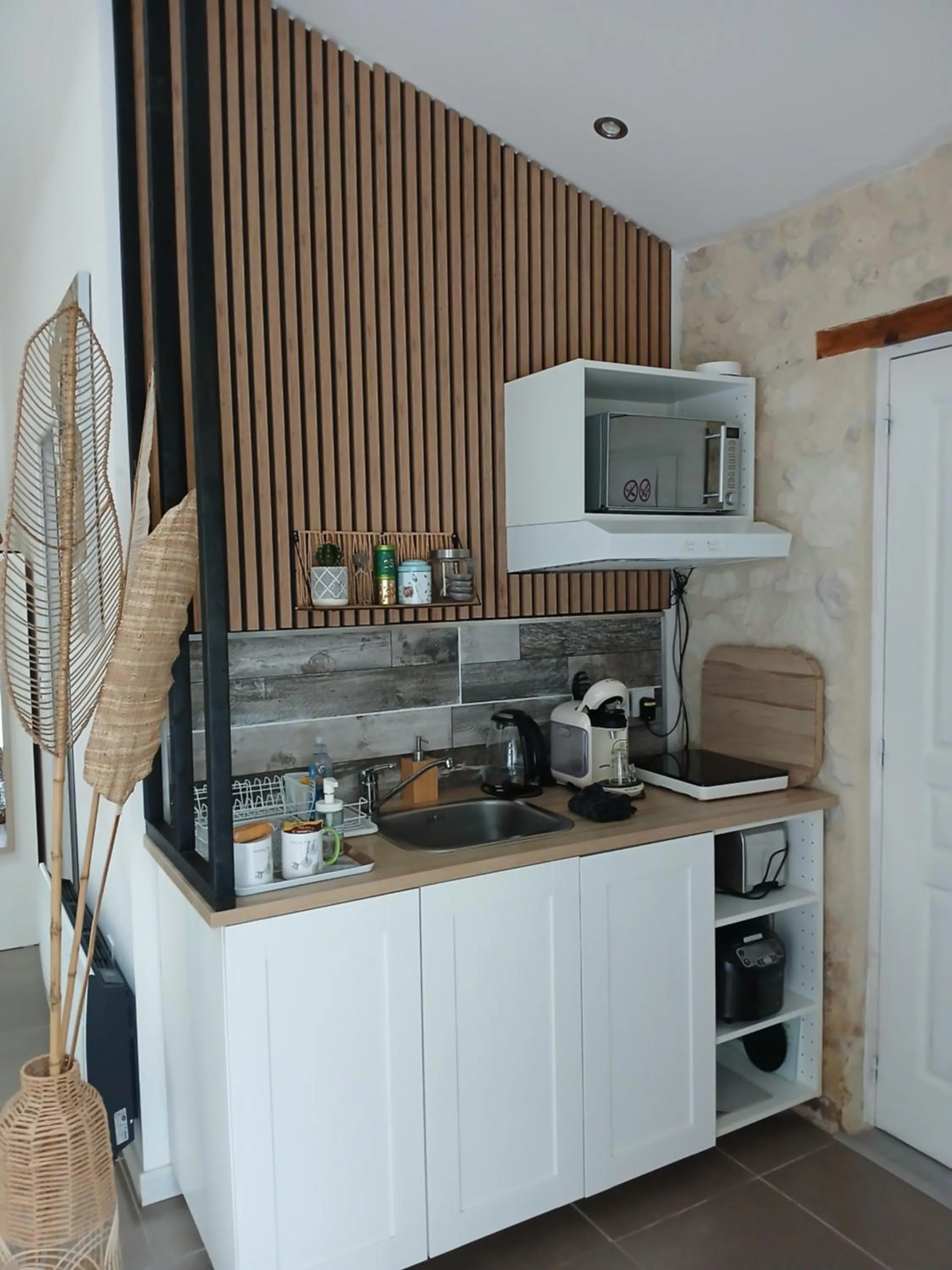 Kitchen or kitchenette in Le Cosy Cabarieu détente & spa