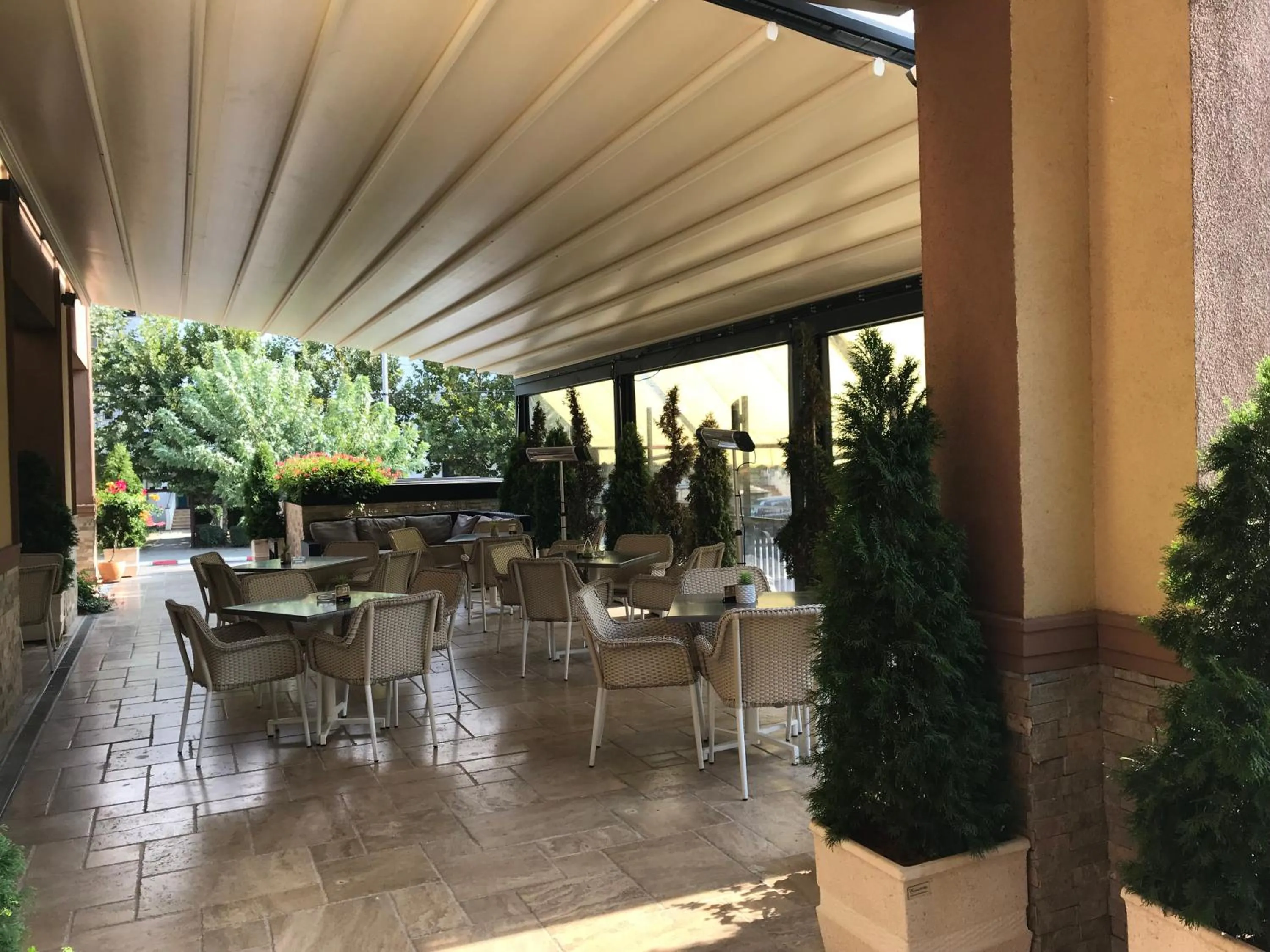 Restaurant/places to eat in Hotel Edma