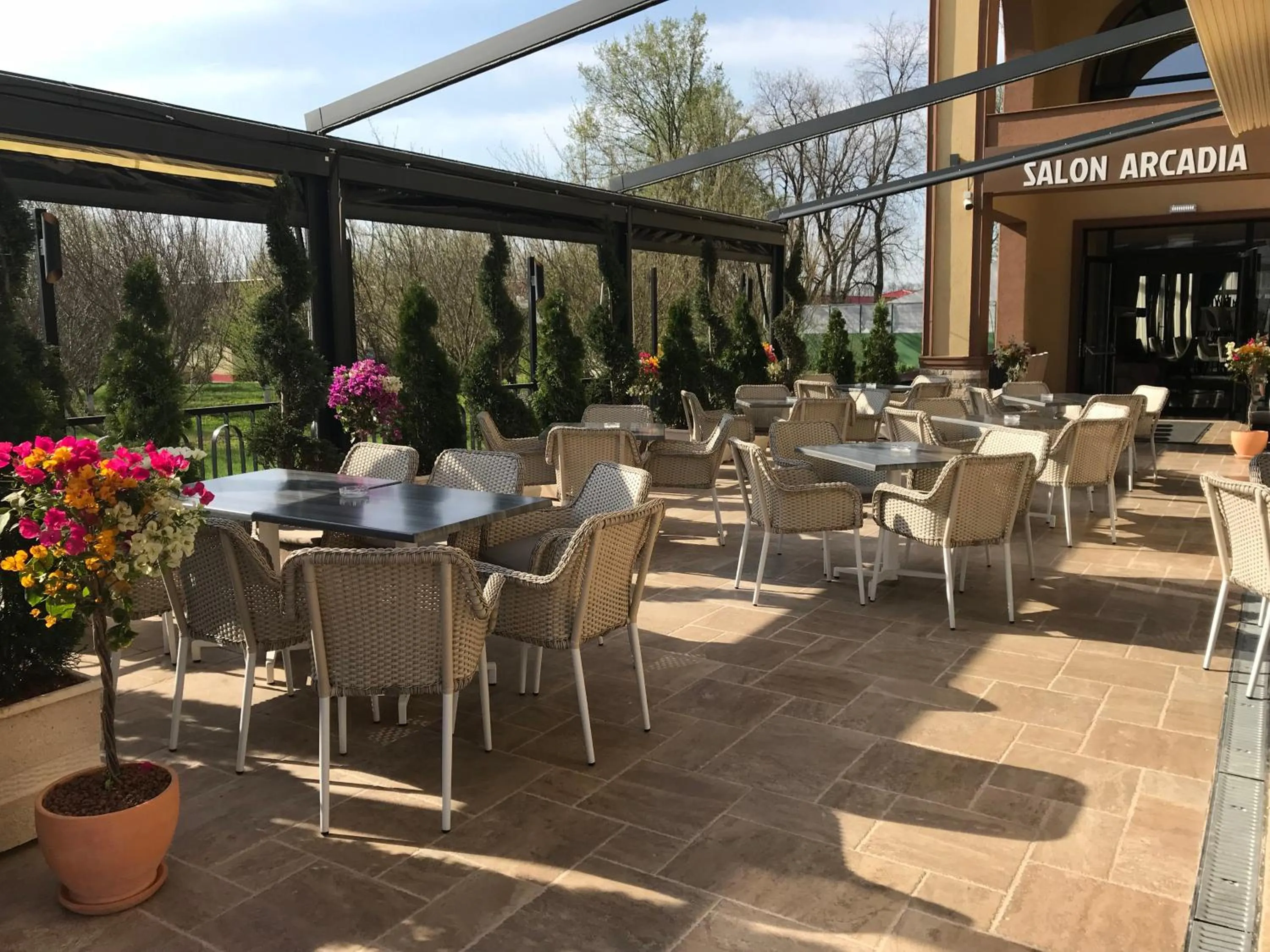 Restaurant/places to eat in Hotel Edma