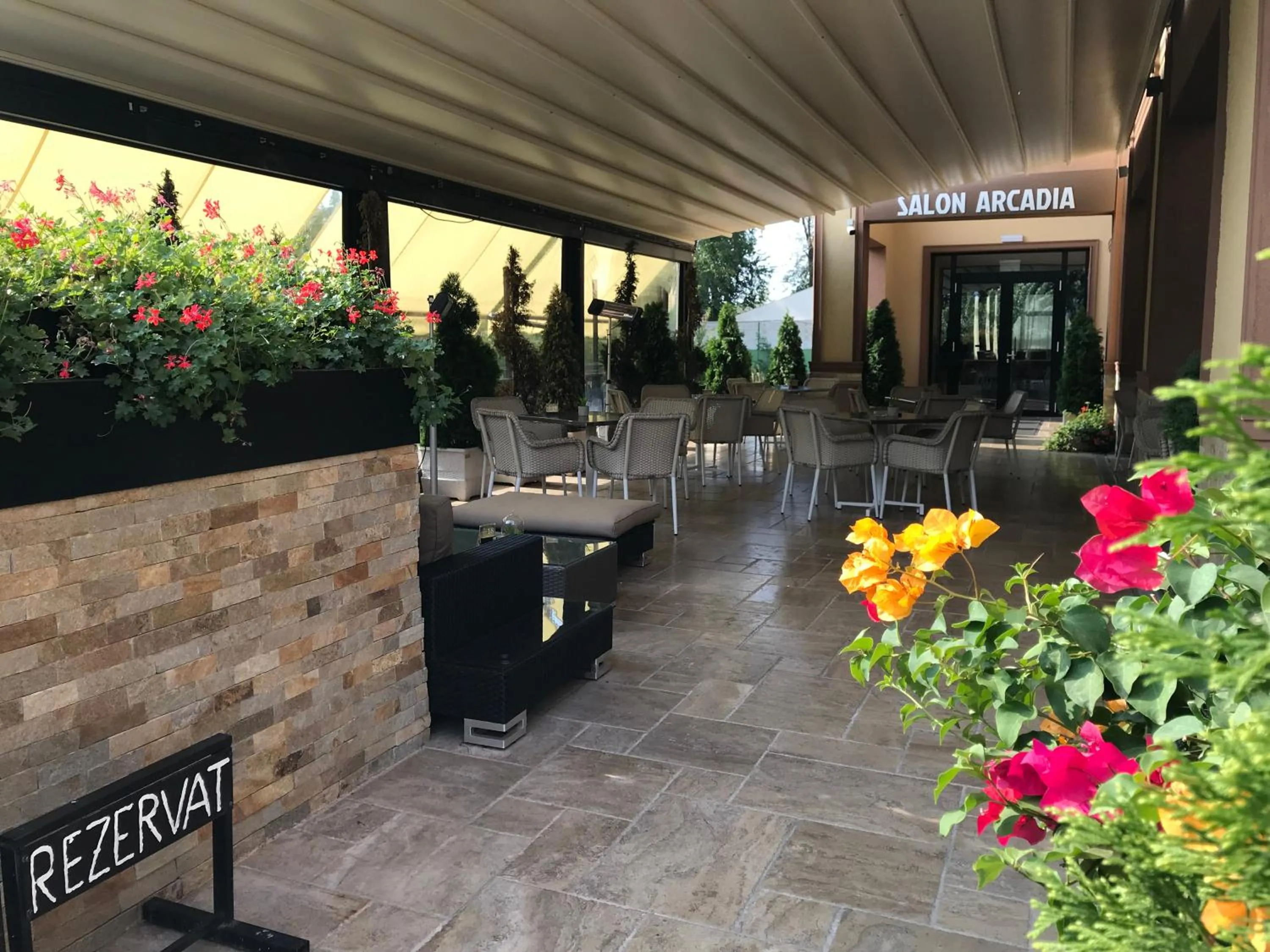 Restaurant/places to eat in Hotel Edma