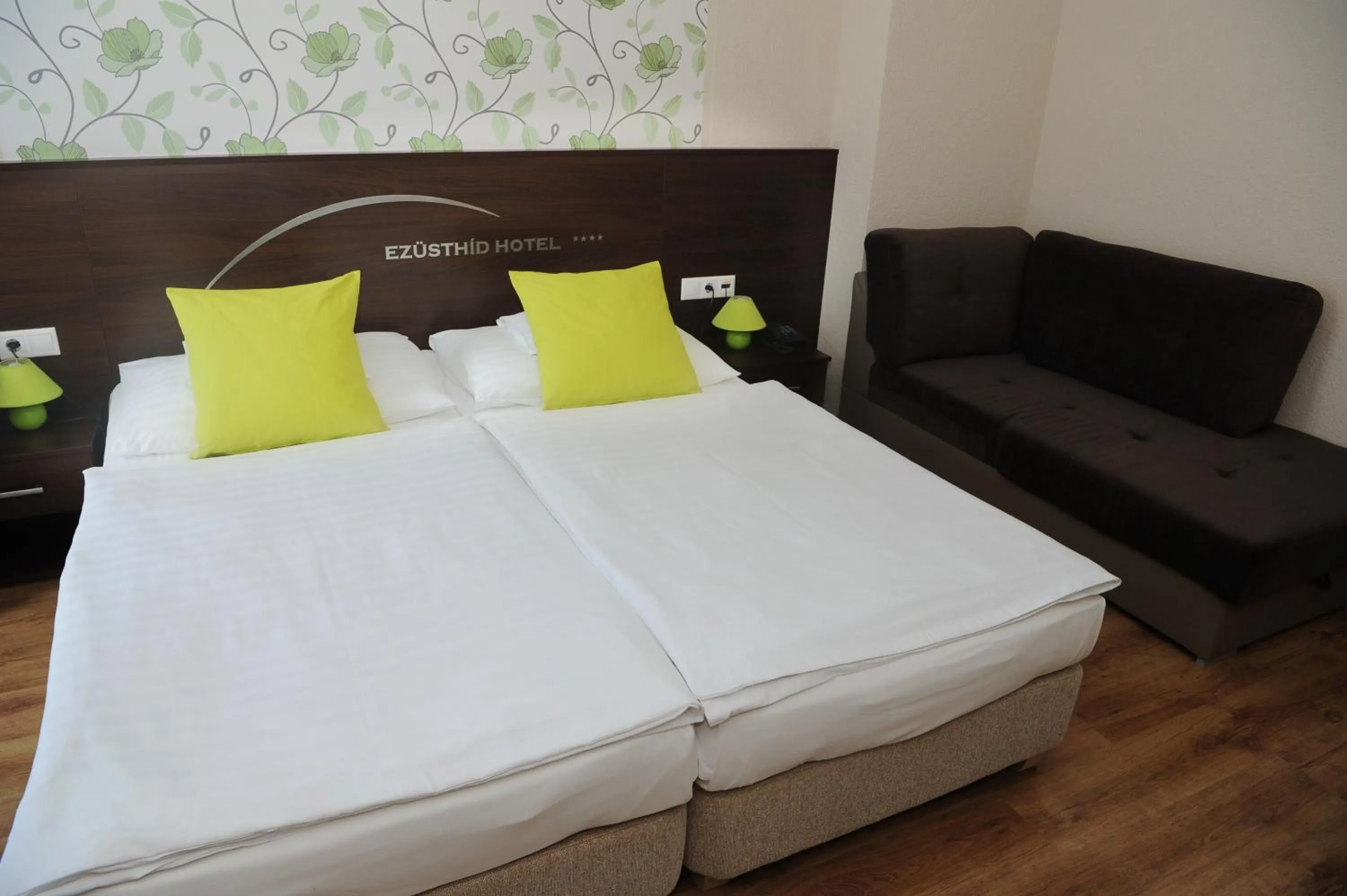 Bed in Ezüsthíd Hotel