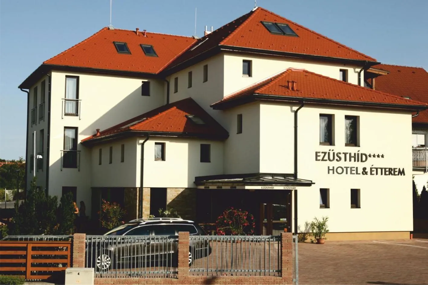 Facade/entrance in Ezüsthíd Hotel