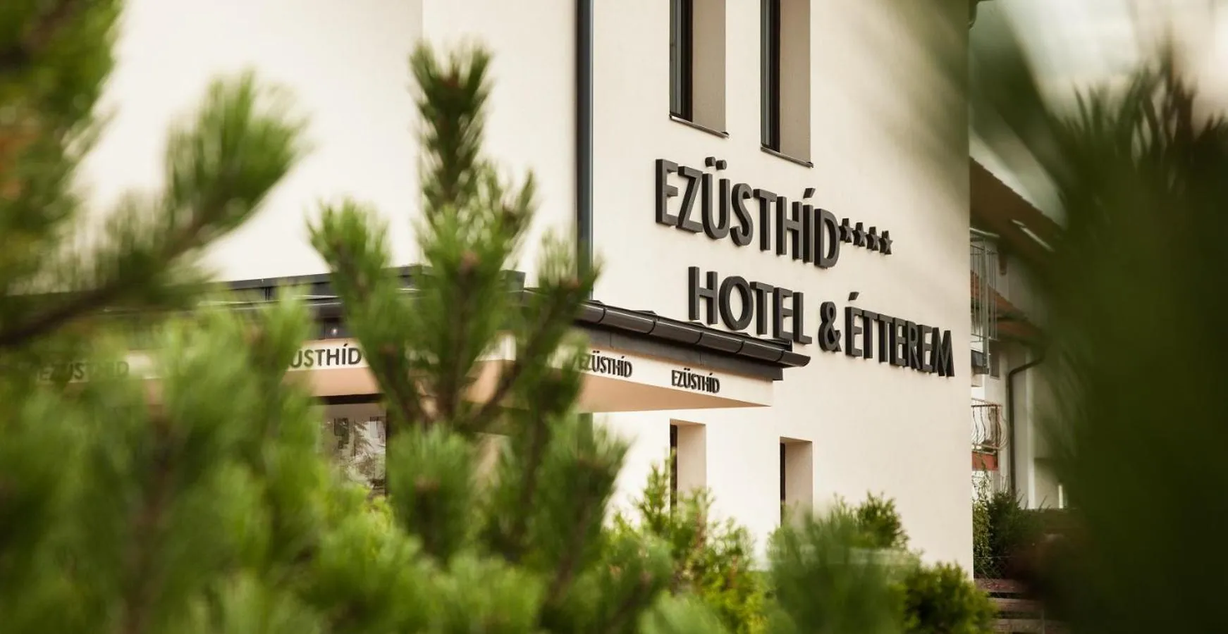 Facade/entrance in Ezüsthíd Hotel