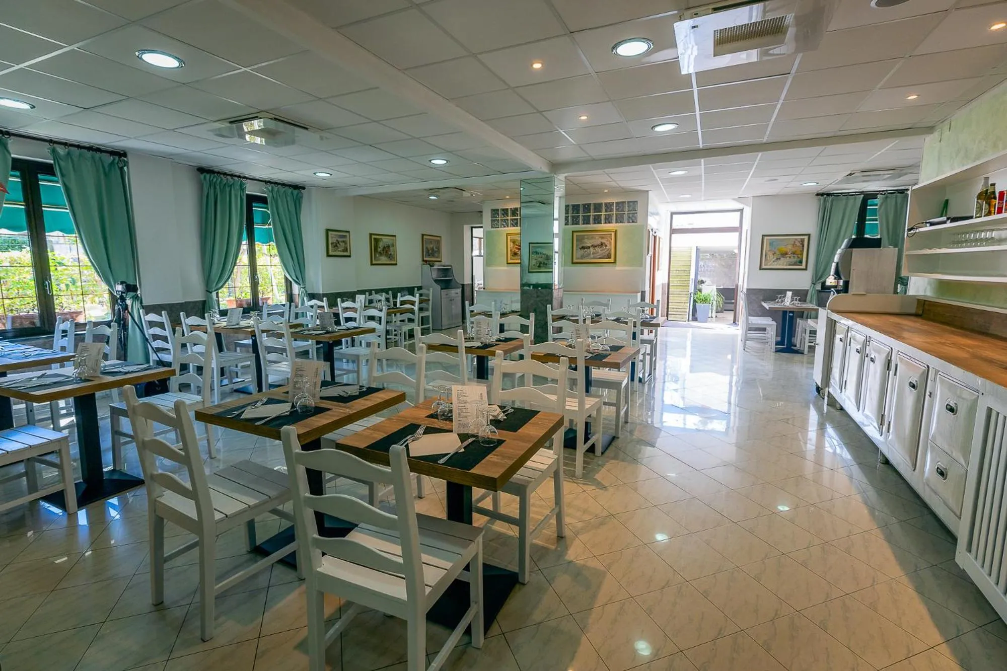 Restaurant/places to eat in Hotel Marina